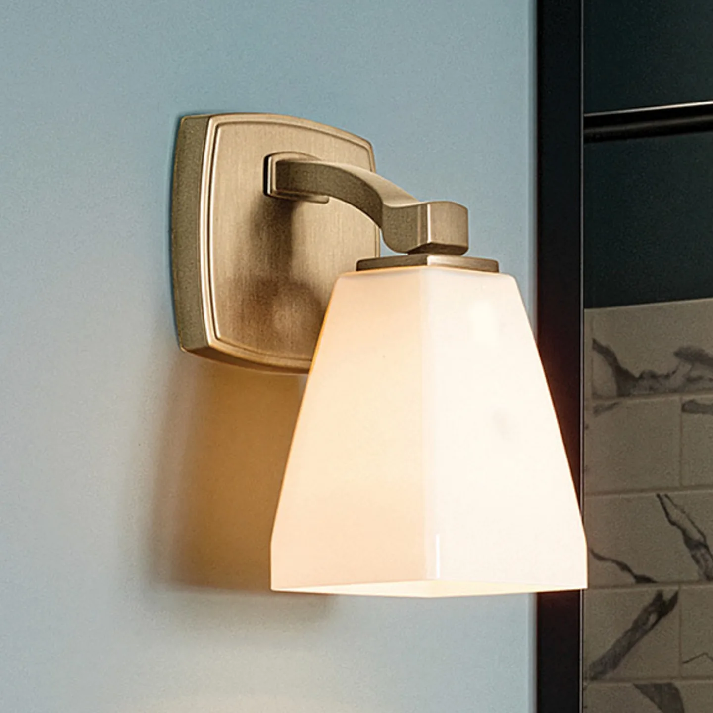 Marant Wandlampe, hellbronze/opal, Höhe 24 cm IP44 - KICHLER - Badezimmer - Modern - Metall - Eckig