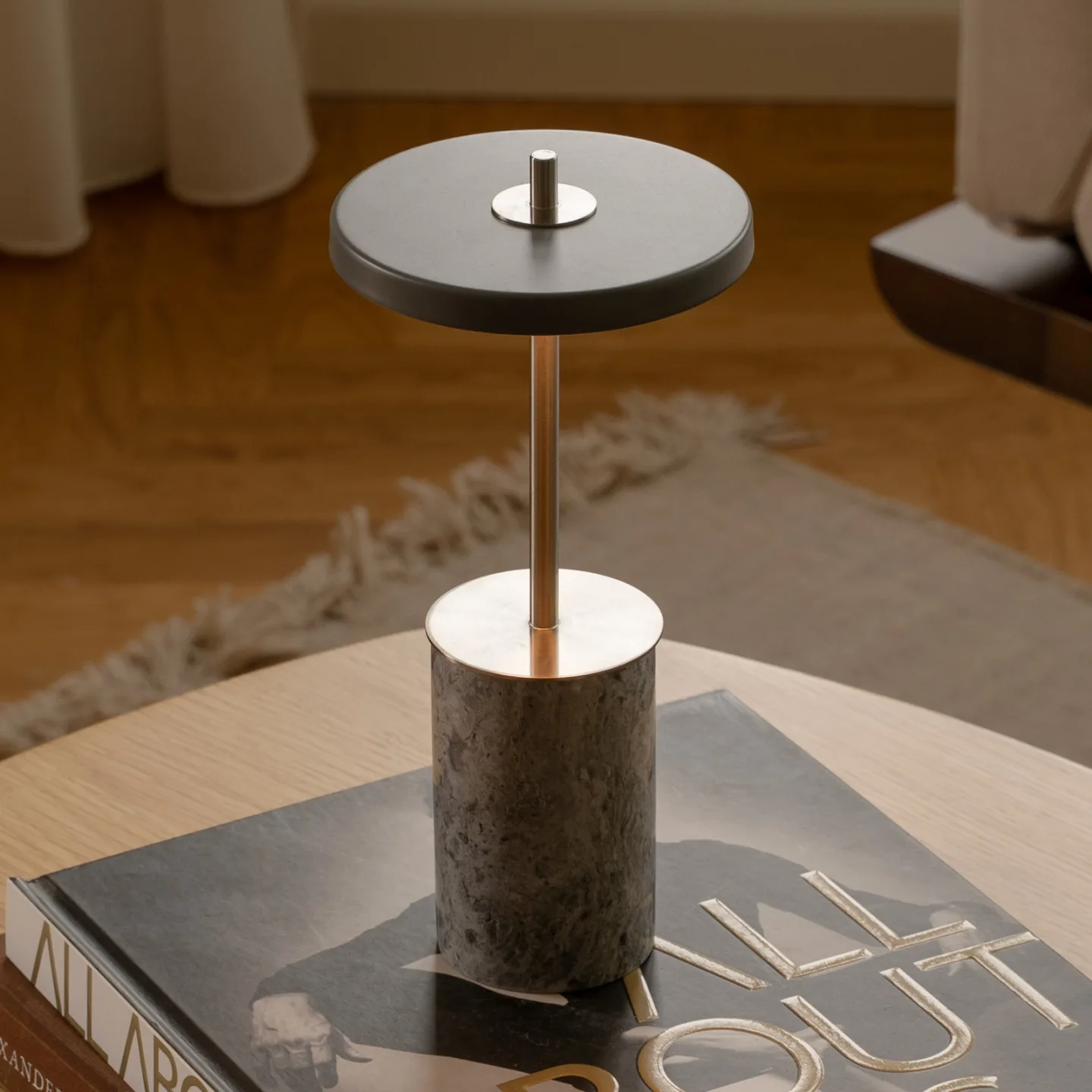 Asteria MOVE MINI Akkuleuchte marmorgrau/stahl IP44 - UMAGE - Wohnzimmer - Design - Mit Schirm