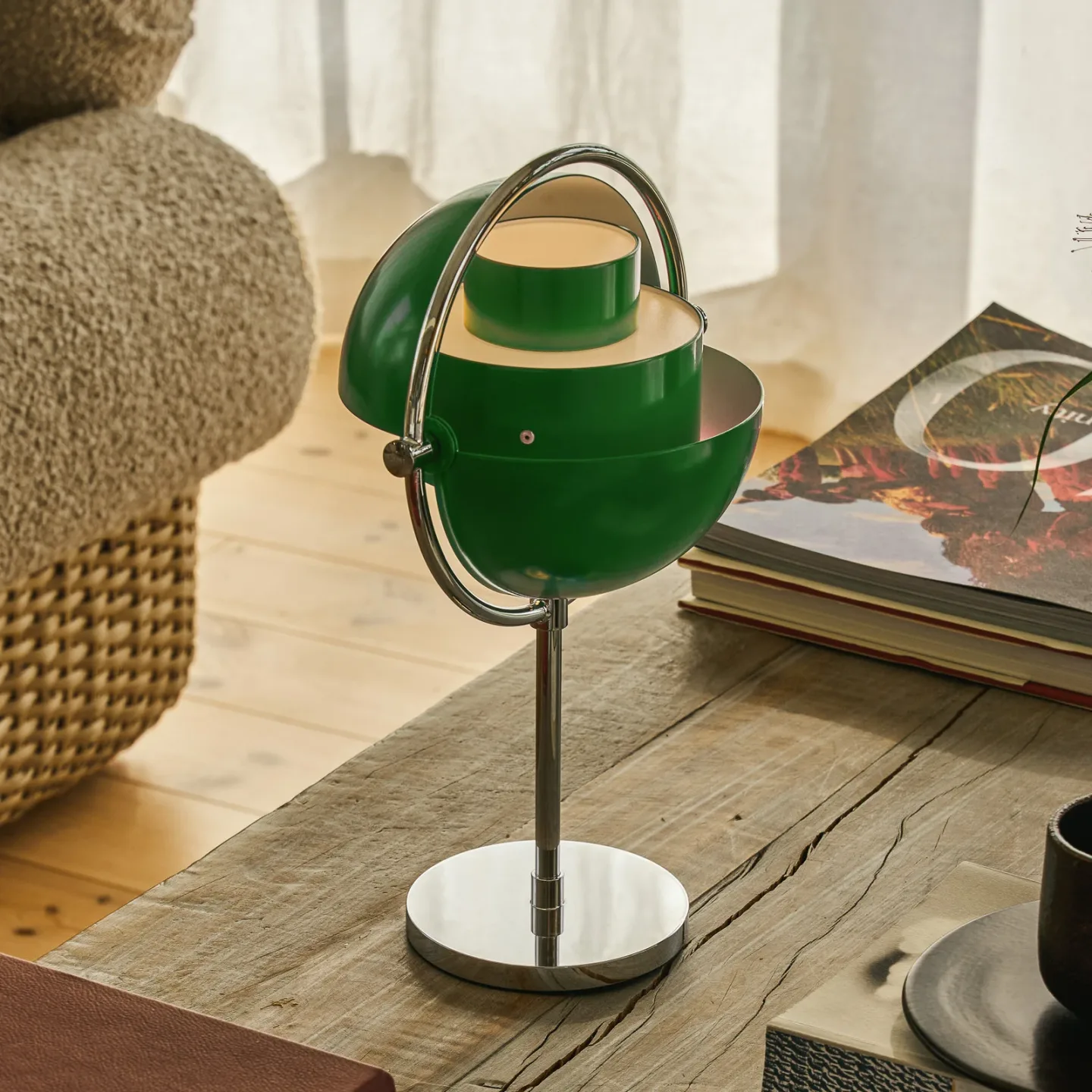 Multi-Lite Portable bordslampa, krom/grön, 30 cm – Gubi - Vardagsrum - Design - Metall - Med lampskärm