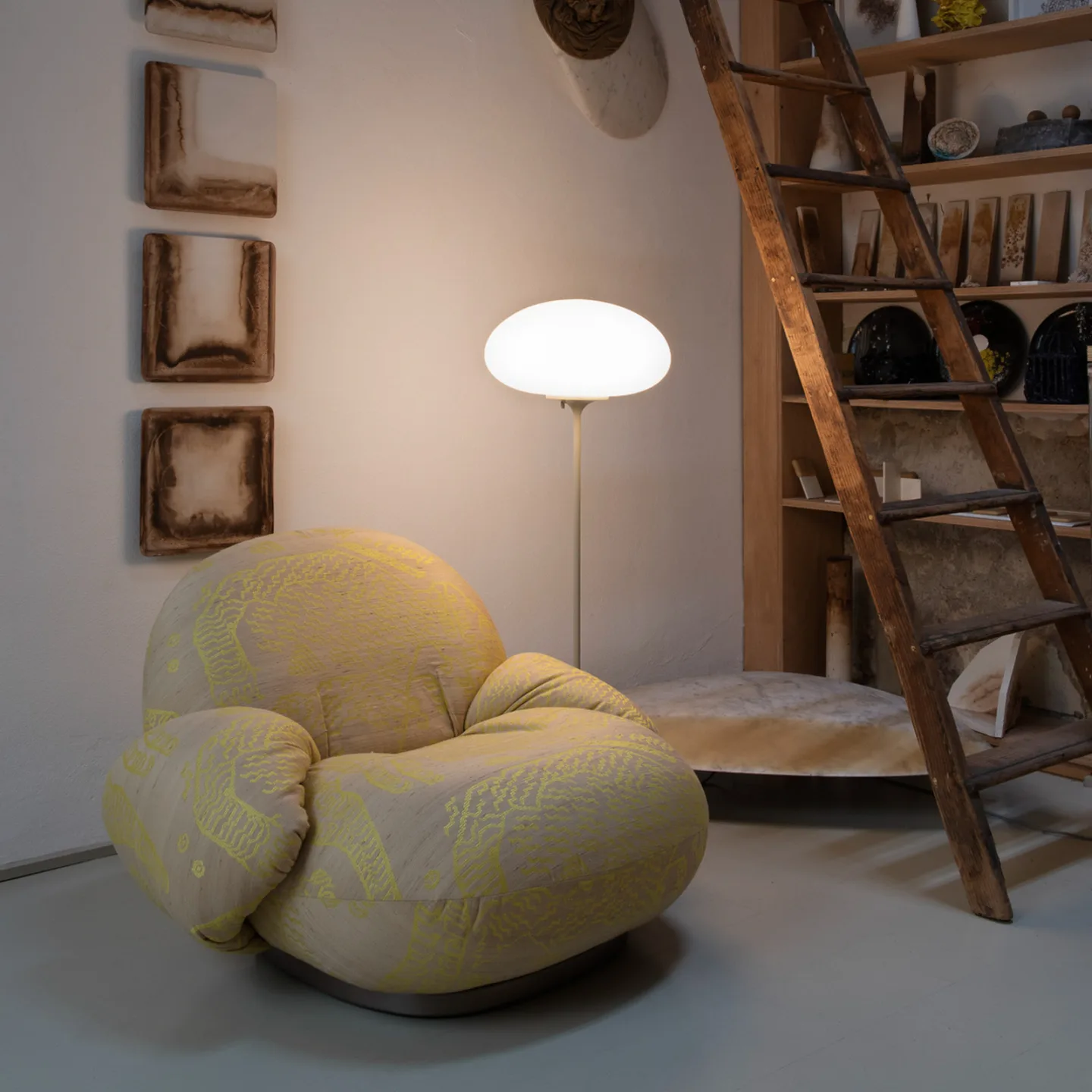 GUBI Stemlite golvlampa Pebble grey-opalglas, 110 cm