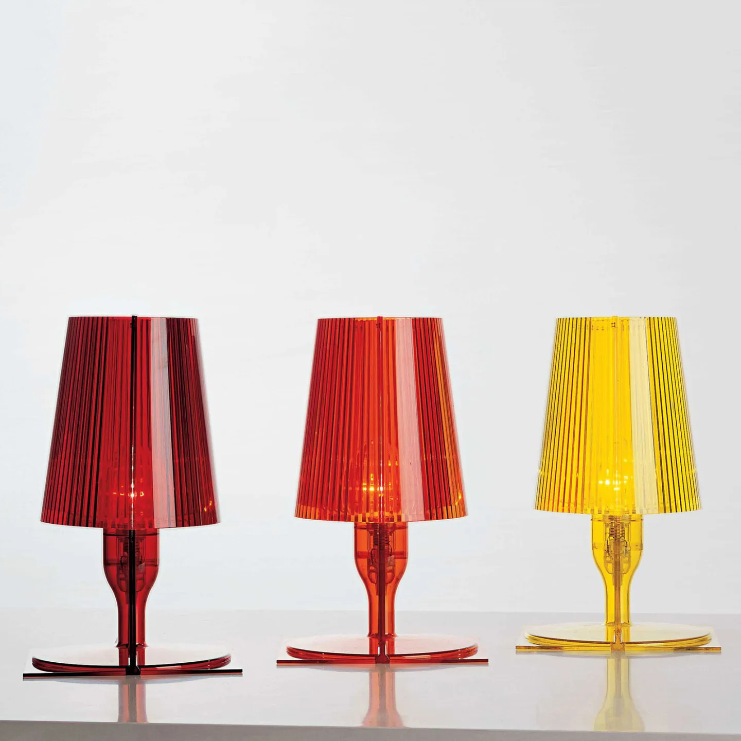 Take Designer-Tischleuchte, bernstein - Kartell - Wohnzimmer - Kunststoff - Mit Schirm