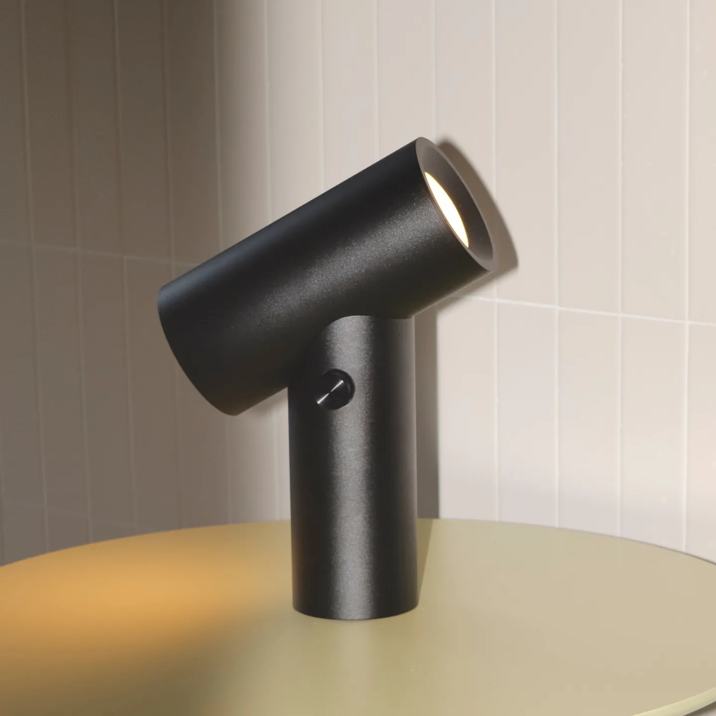 Beam LED-Akku-Tischleuchte schwarz Alu dimmbar IP65 - Muuto - Wohnzimmer - Modern - Aluminium - Einflammig