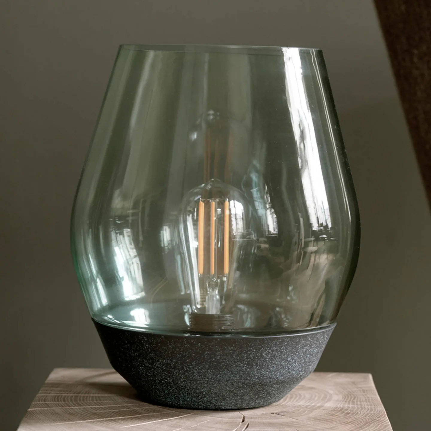 Bowl bordlampe, kobber/røykgrå, høyde 30 cm - New Works - Stue - Design - Metall