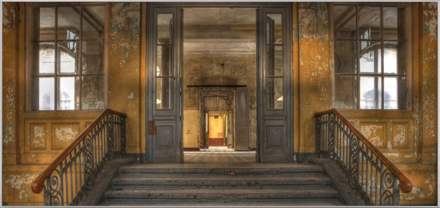 image LAND Bild mit Rahmen Lost Place Treppe 3 | Schubiger Möbel