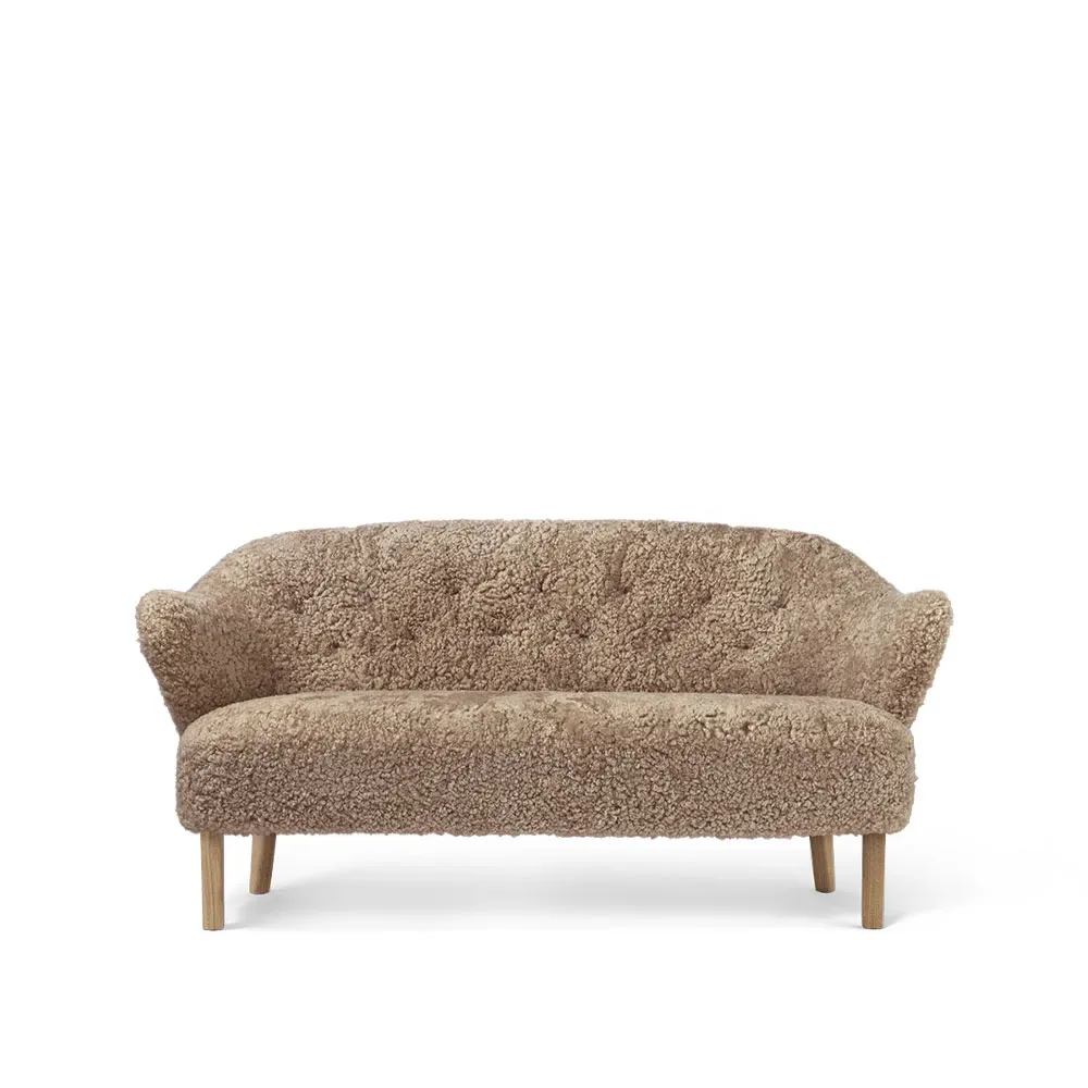 Audo Copenhagen Ingeborg 2,5-sits soffa fårskinn sahara, ben ek natur