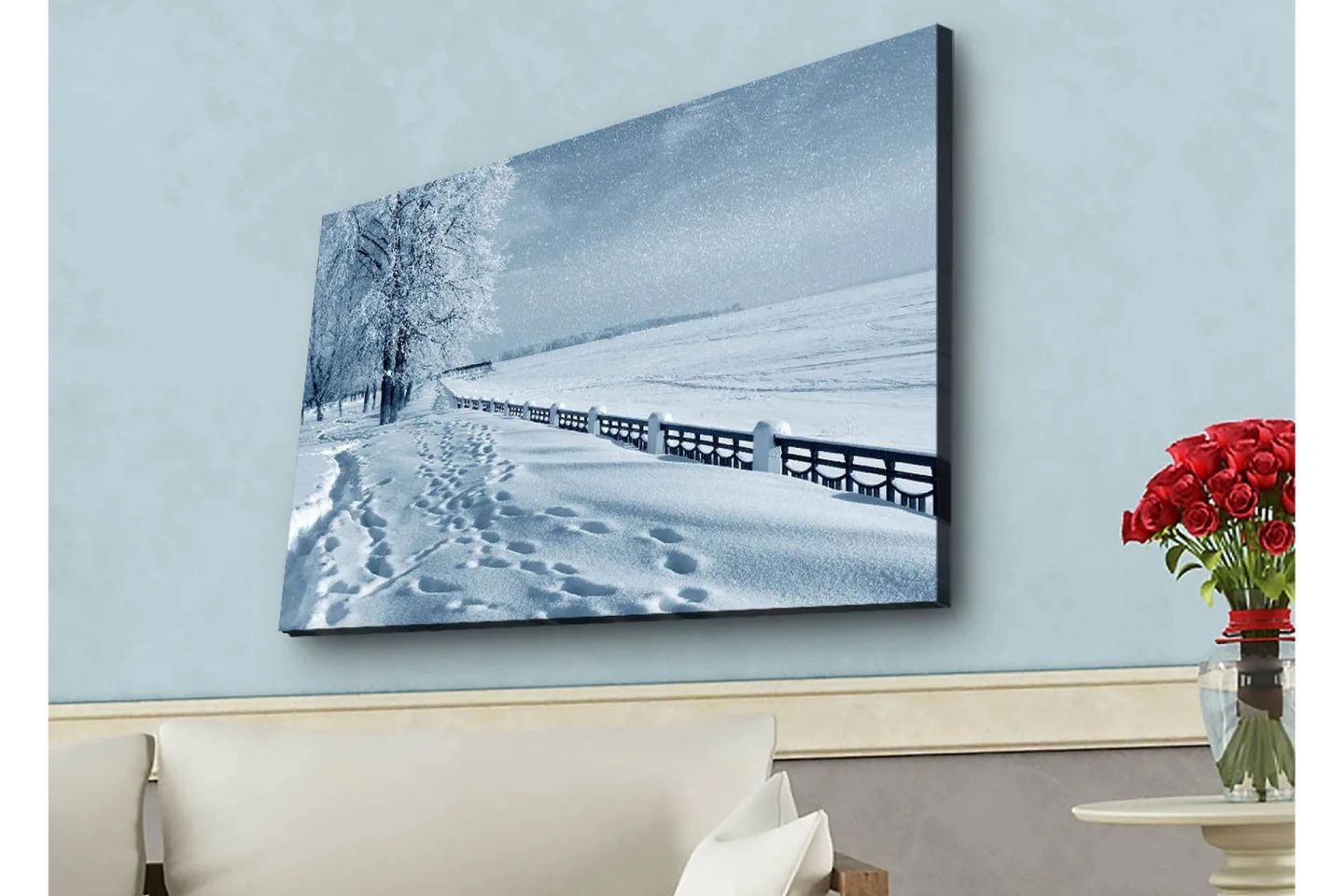 Canvastavla med LED-belysning - Snötäckt landskap med spår i snön och träd längs en väg - Vit / Ljusblå / Grå