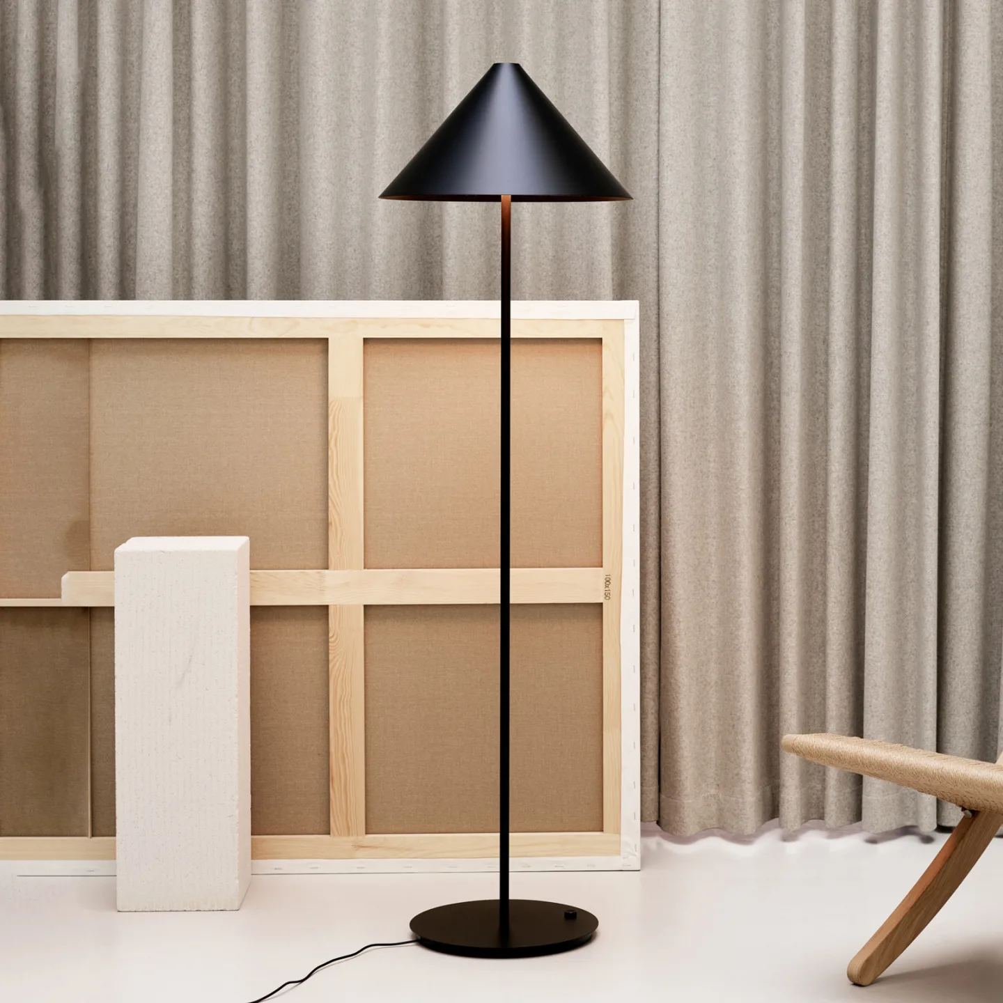 Keglen 400 LED Golvlampa Dim-to-Warm Black - Louis Poulsen - Vardagsrum - Design - Metall - Med lampskärm