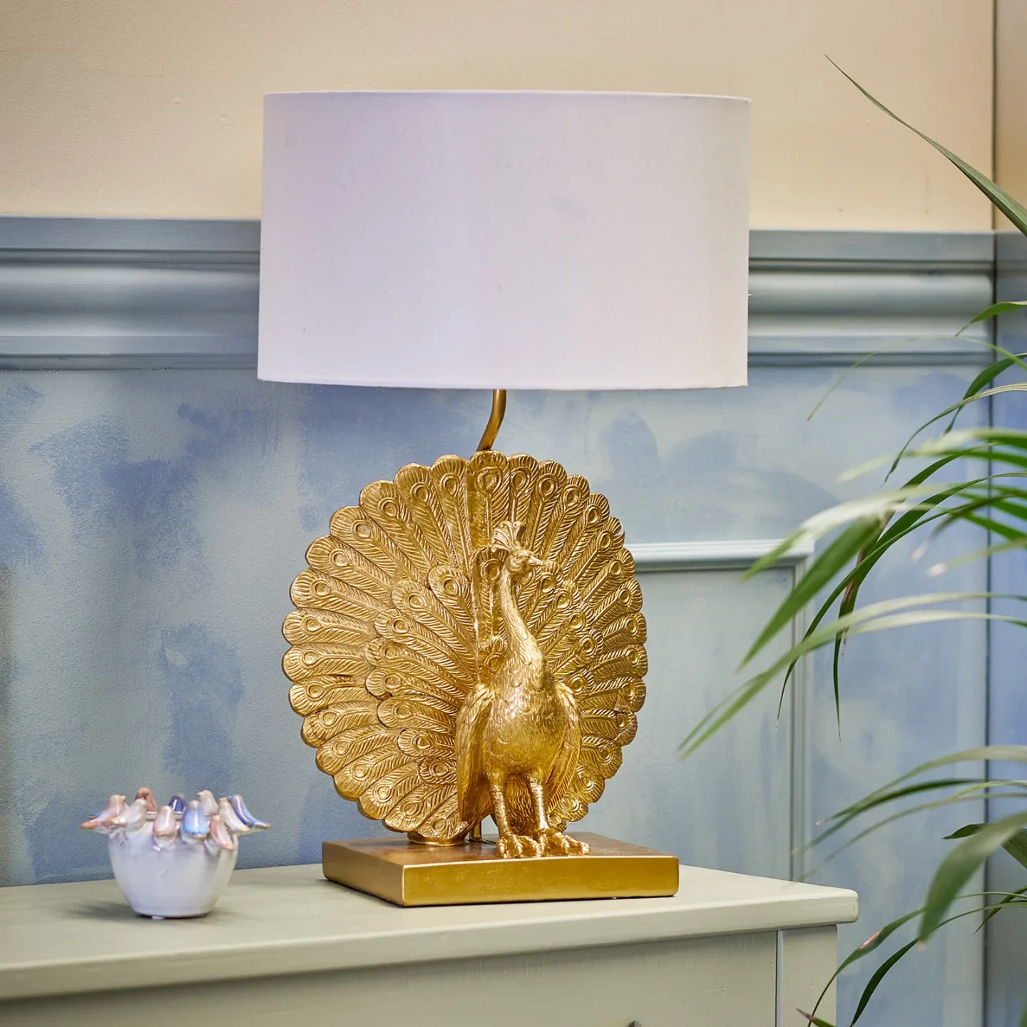 Peacock Tischleuchte, Polyresin, gold, weiß - BLOOMINGVILLE - Wohnzimmer - Kunststoff - Einflammig