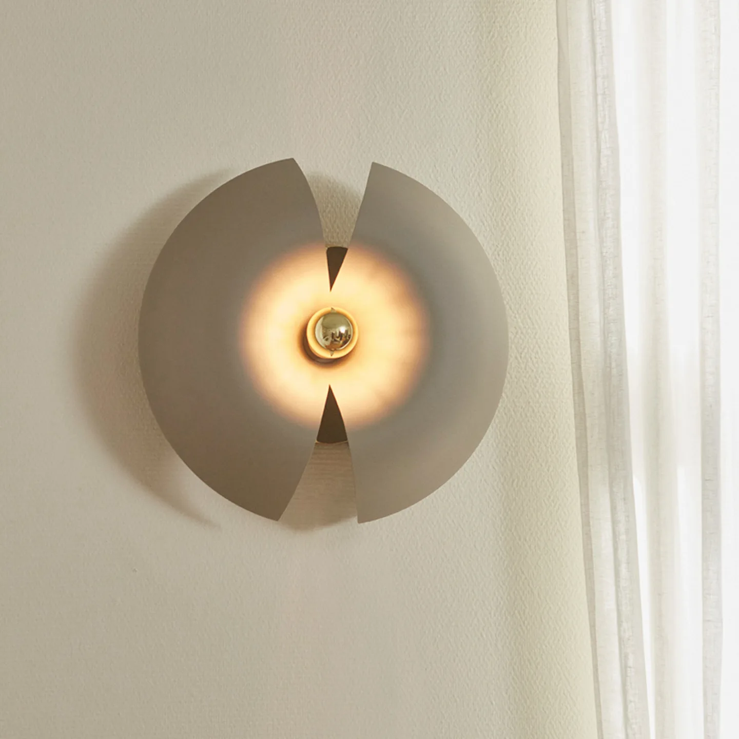 Cycnus vägglampa Ø30 Taupe/Guld - AYTM - Vardagsrum - Design - Aluminium - Rund