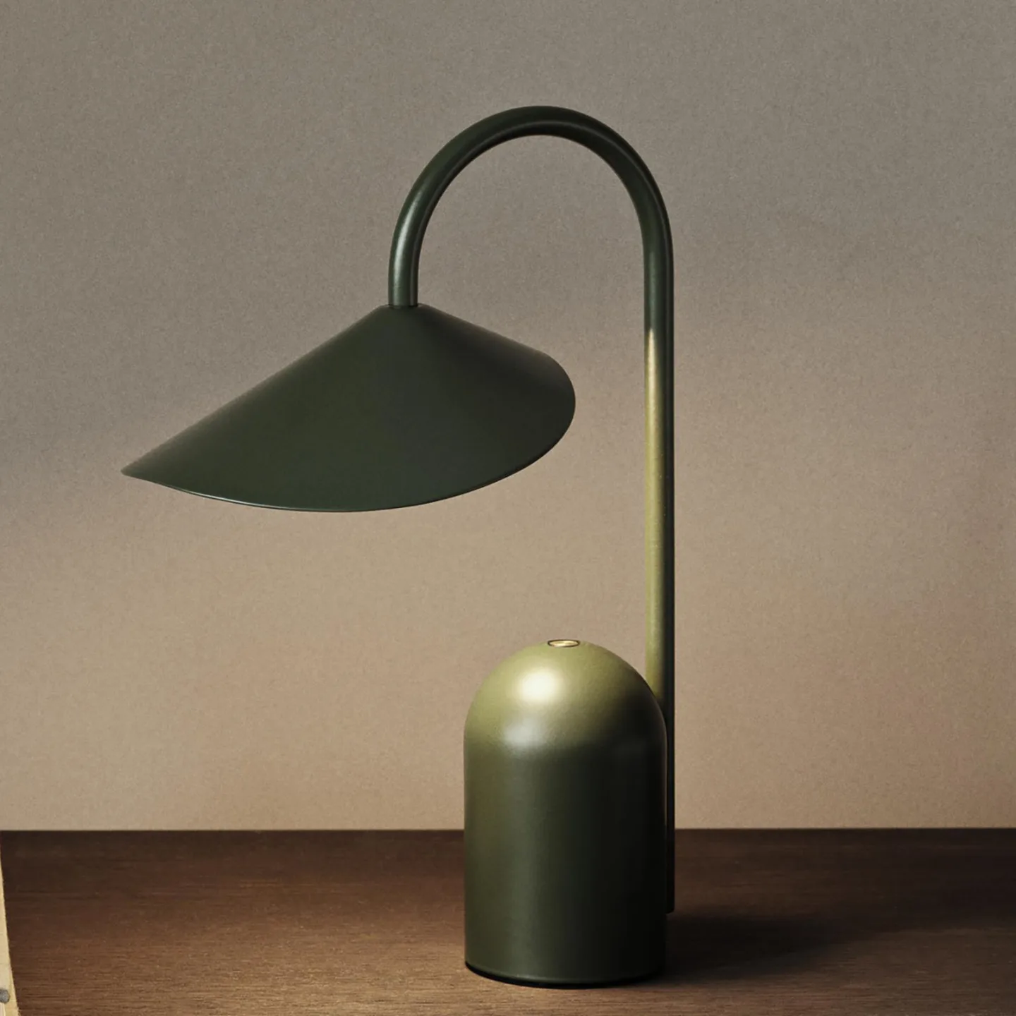 Arum Portable Bordlampe IP44 Grass Green - Ferm Living - Terrasse - Design - Metal - Med én lyskilde
