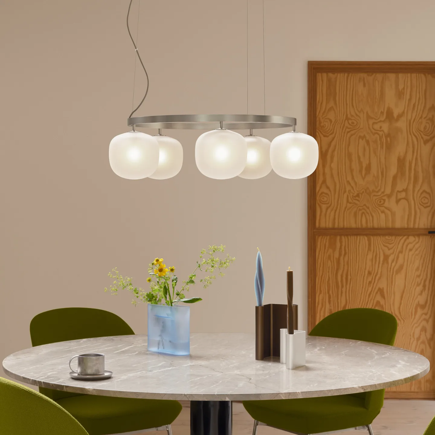 Ljuskrona, grå glas, Ø 80 cm, G9 - Muuto - Vardagsrum - Design - Med flera ljuskällor