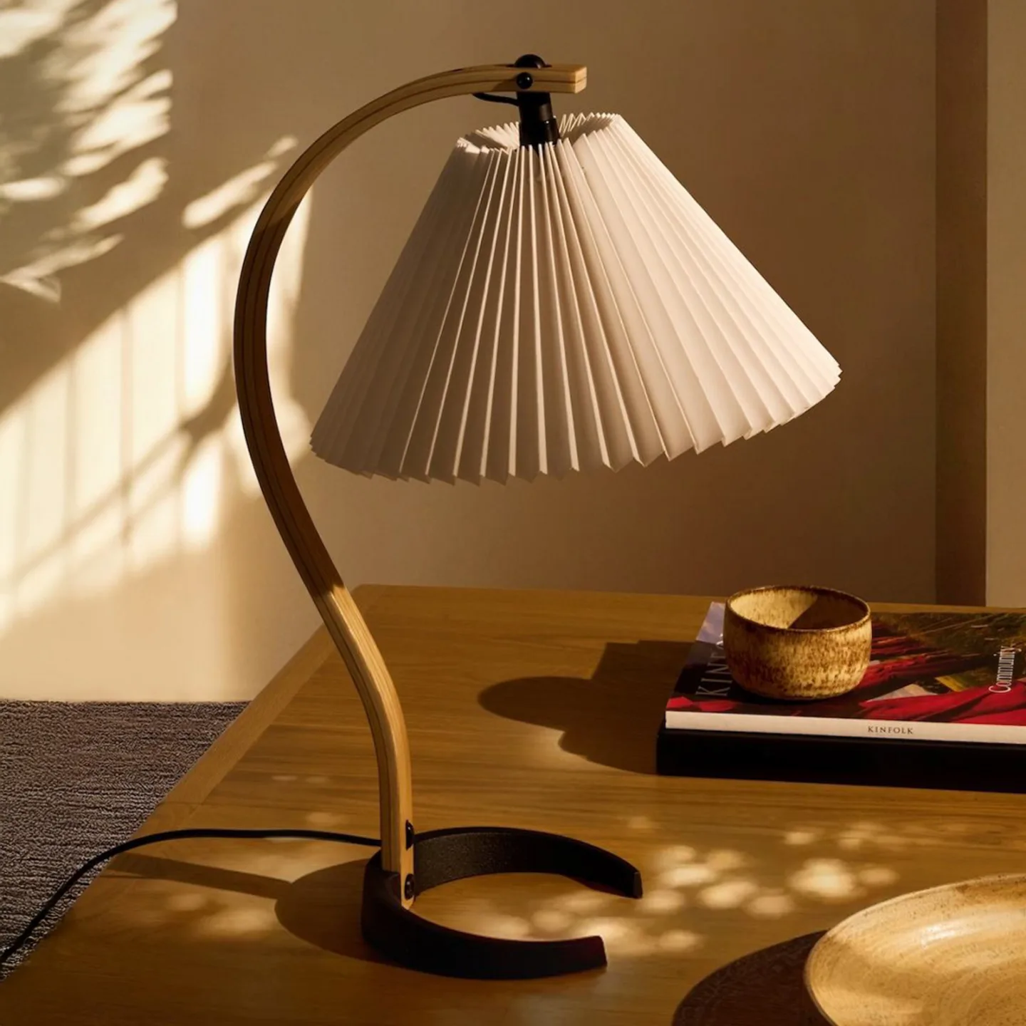 Timberline Bordlampe White/Oak/Birch - GUBI - Stue - Design - Stof / tekstil - Med skærm