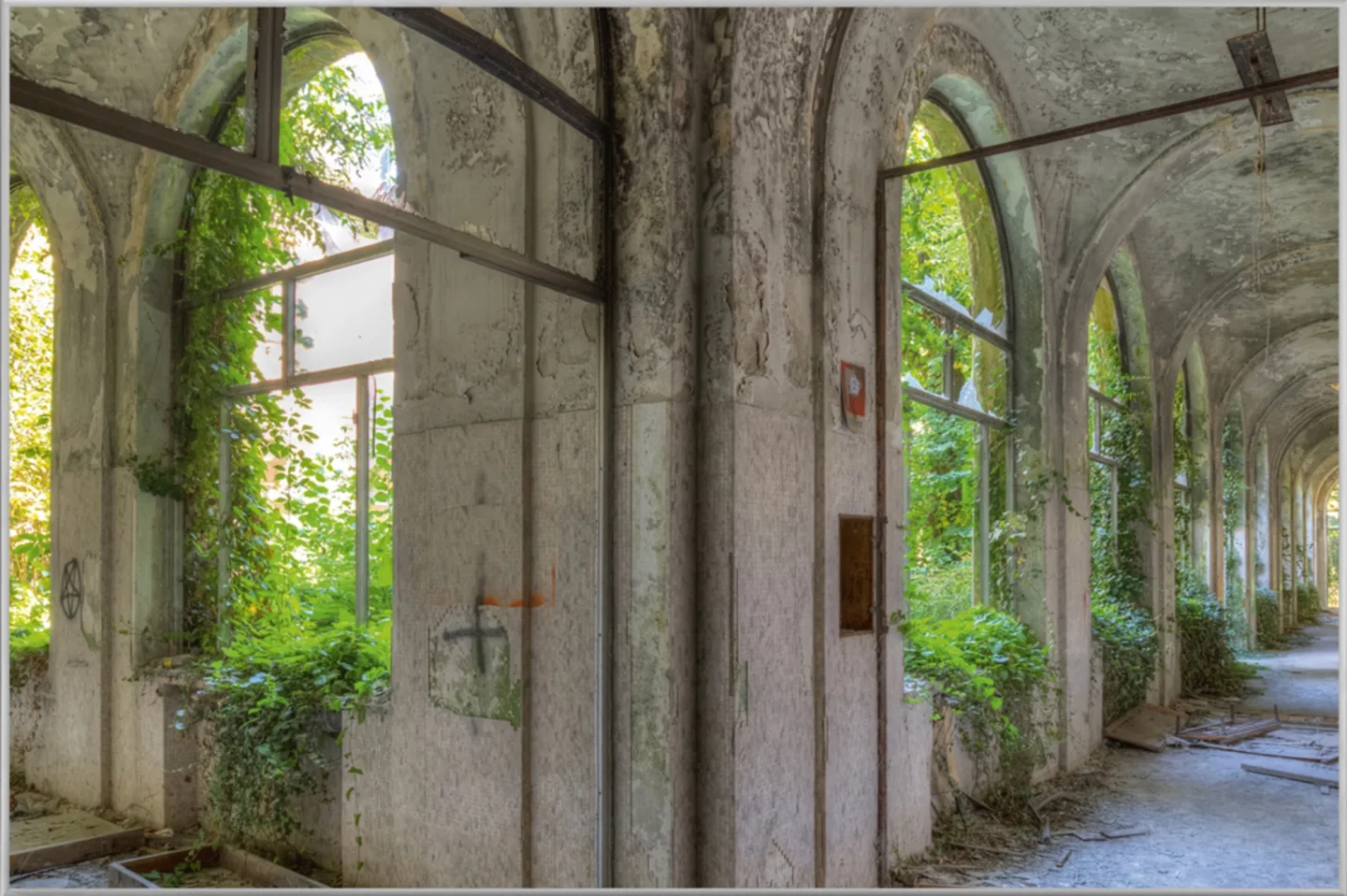 image LAND Bild mit Rahmen Lost Place Geteilter Flur | Schubiger Möbel