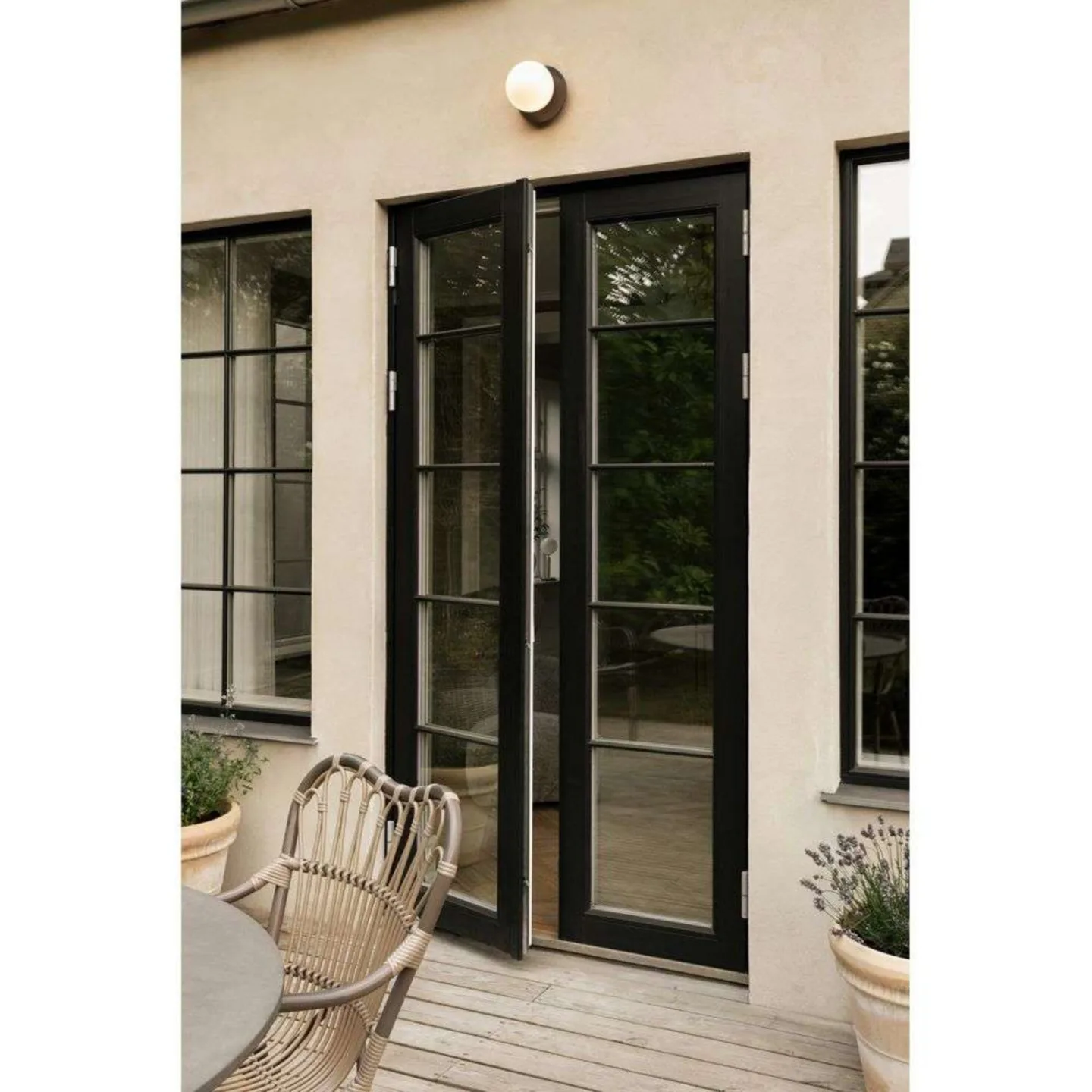 Außen-Wandleuchte Liila, bronze/opal, Ø 16,5cm, IP54 - Nuura Nuura Aps - Terrasse - Skandinavisch - Metall - Einflammig