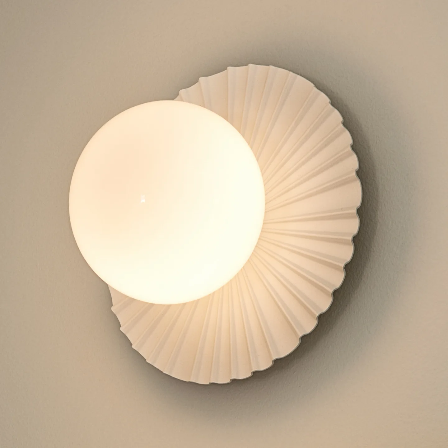 Liila Muuse Deckenleuchte, weiß/opal, Ø 20 cm, IP44 - Nuura Nuura Aps - Wohnzimmer - Skandinavisch - Metall - Einflammig