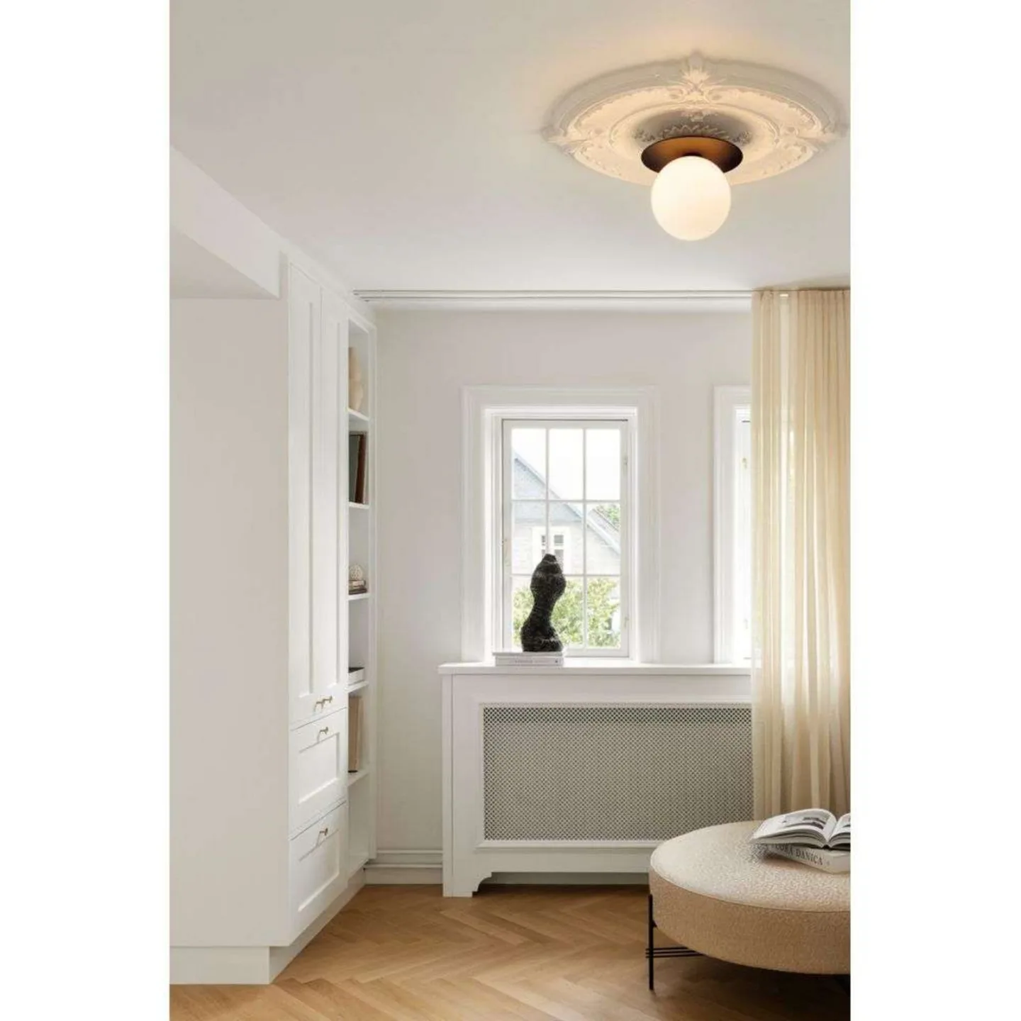 Liila 1 Wandleuchte, bronze/opal, Ø 25,5 cm, IP 44 - Nuura Nuura Aps - Badezimmer - Skandinavisch - Glas - Einflammig