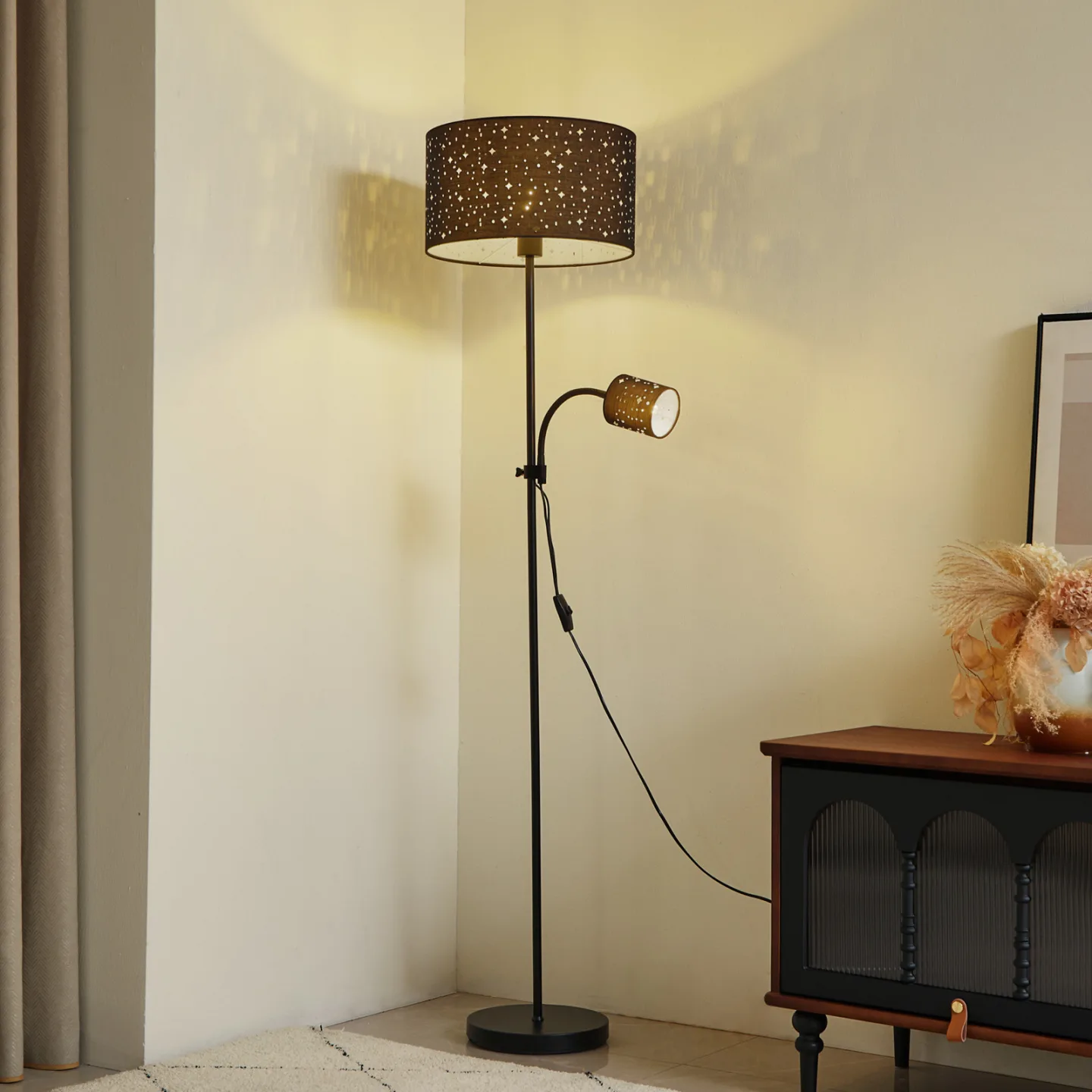 Melanie Gulvlampe Sort - Lindby - Stue - Moderne - Metal - Med flere lyskilder