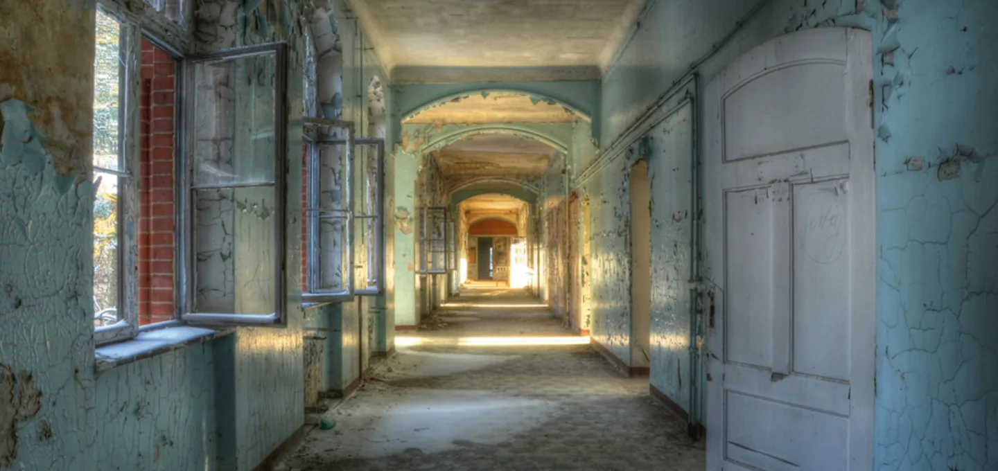 image LAND Alubild Lost Place Flur 1 | Schubiger Möbel