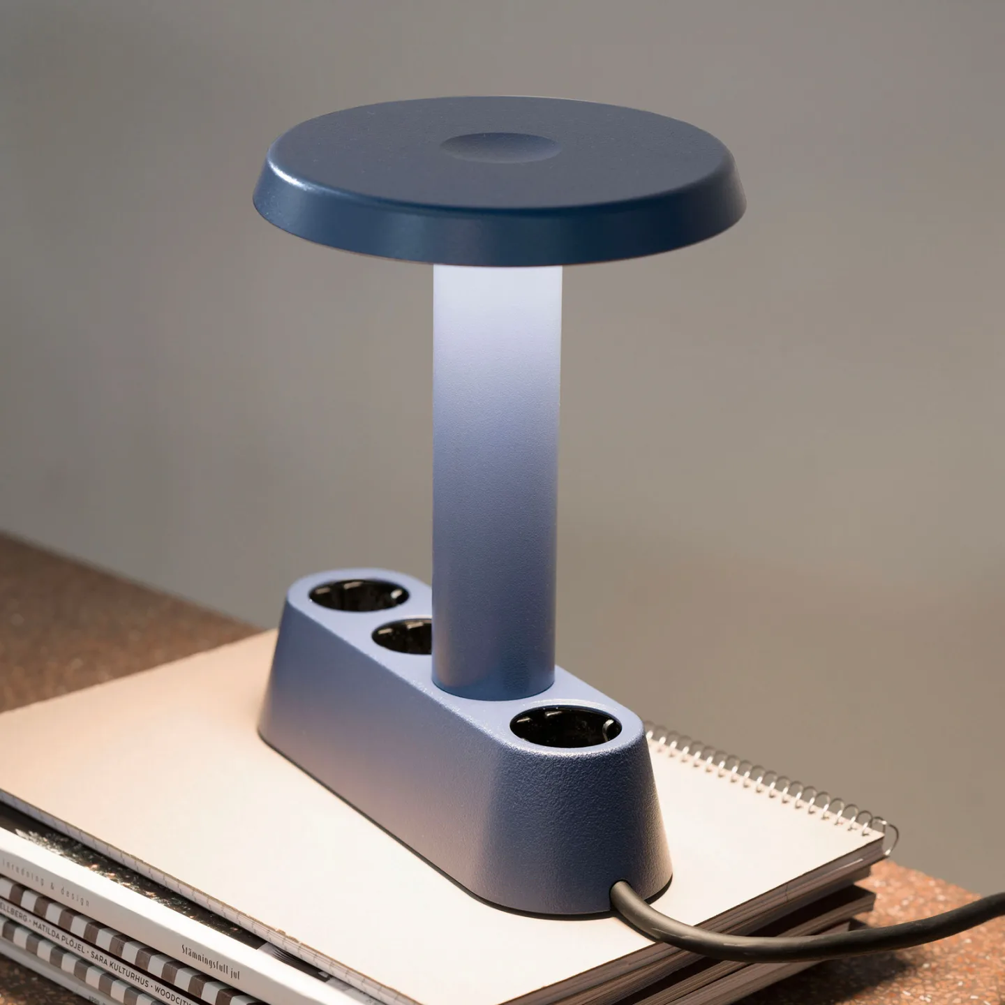 NOMAD LAMP 01 bordlampe, blå, 19 cm – Forming Function NOMAD COLLECTION - Stue - Design - Aluminium - Med en lyskilde