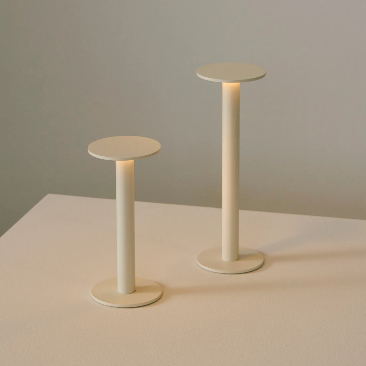 HOST BÆRBAR LED-bordlampe med batteri, cremehvid 30 cm IP44 - HAY HOST PORTABLE - Stue - Moderne - Aluminium - Med skærm