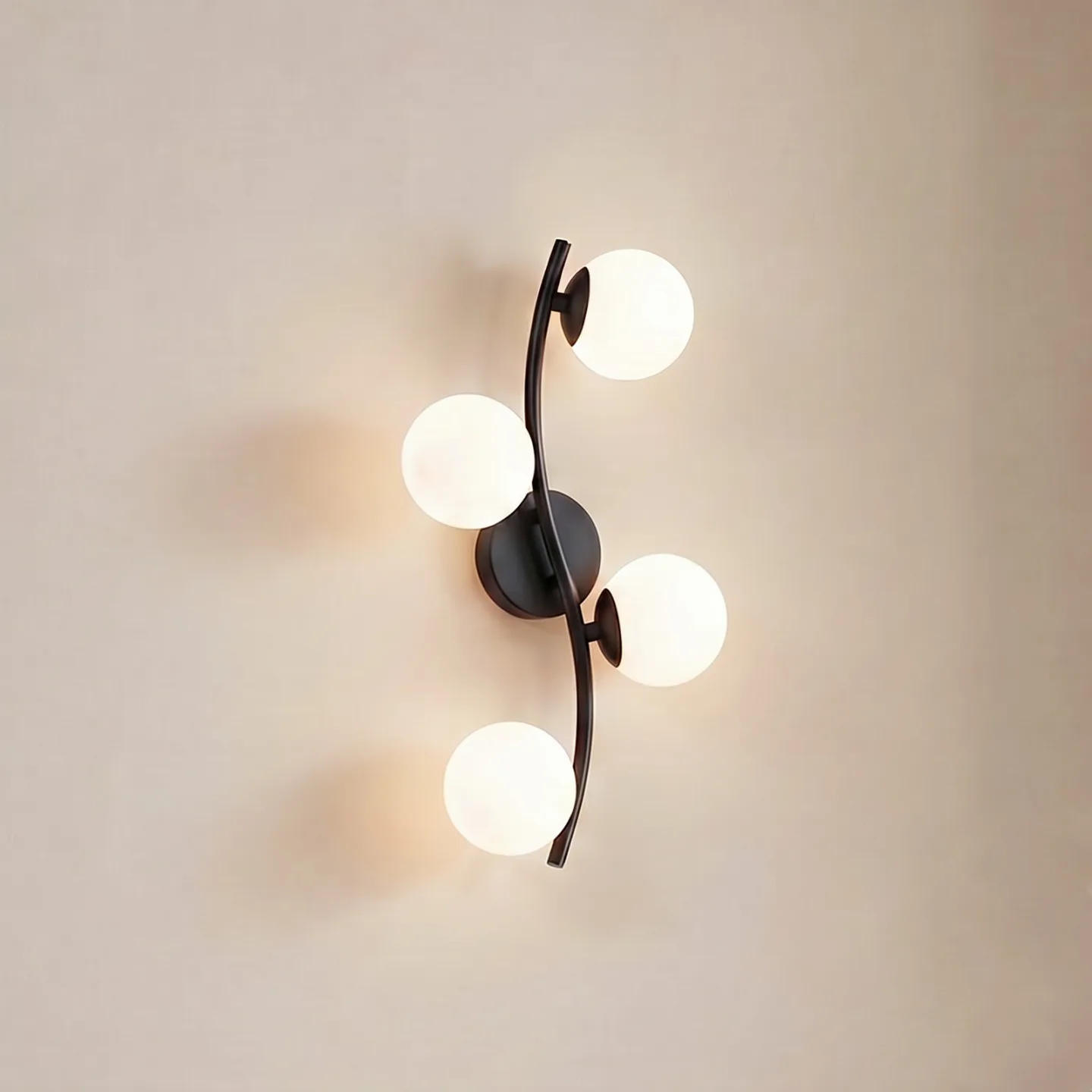 Josiana Wandleuchte, opal/schwarz, Kugel, Glas - Lindby - Wohnzimmer - Modern - Mehrflammig