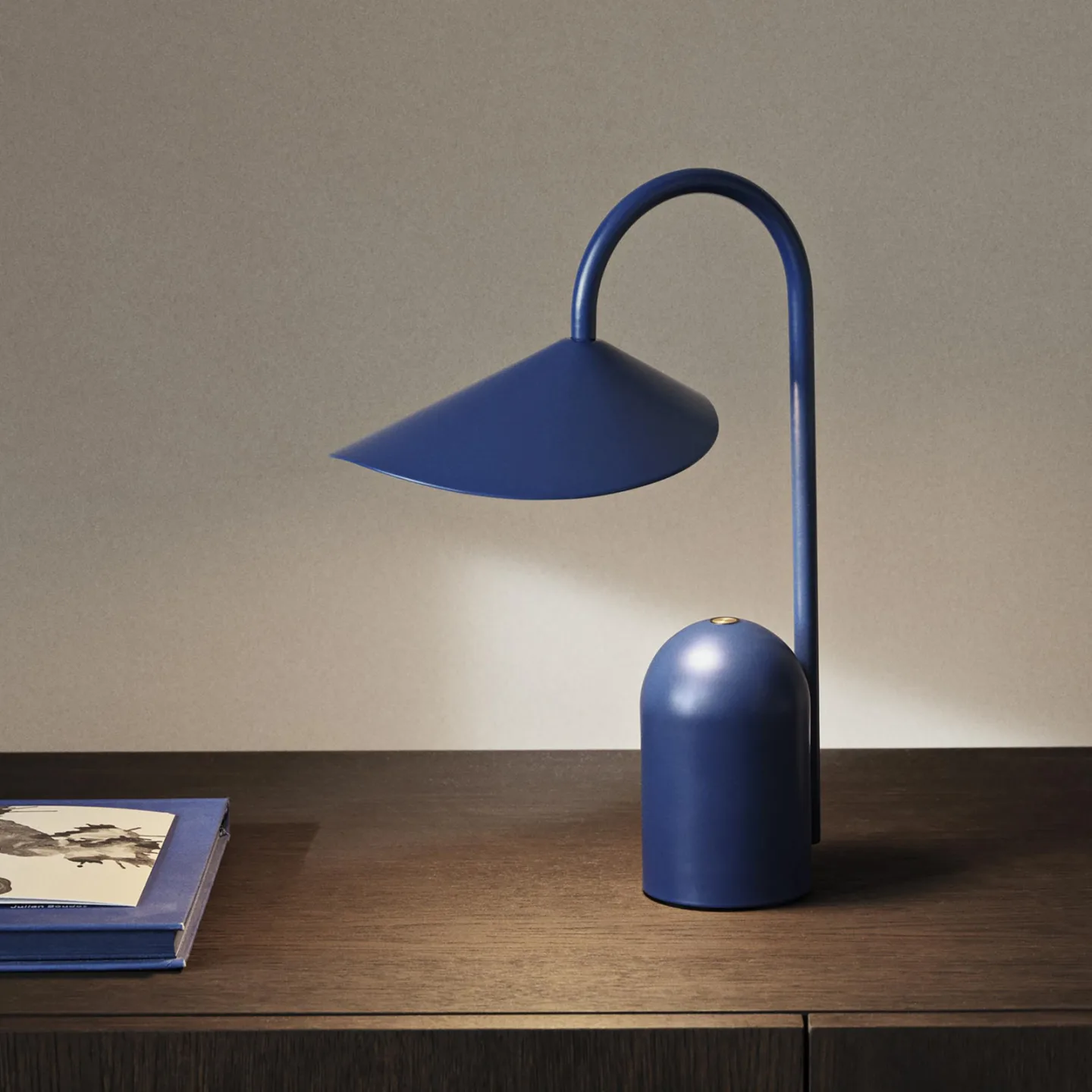 Arum Portable Bordlampe IP44 Bright Blue - Ferm Living - Terrasse - Design - Metal - Med én lyskilde