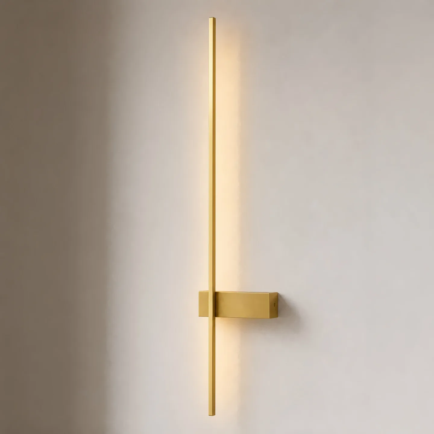 Natsumi LED-Wandleuchte, 90 cm, Aluminium, messing - Lindby - Wohnzimmer - Modern - Eckig