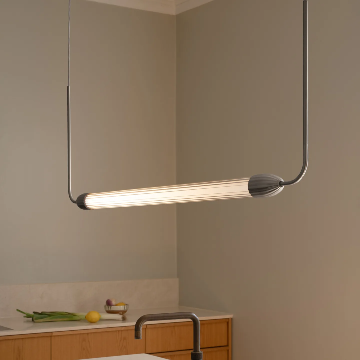 LEMON SQUEEZE LINEAR hængelampe, stål, 138 cm, GU10 - UMAGE - Spisestue - Design - Metal - Med én lyskilde