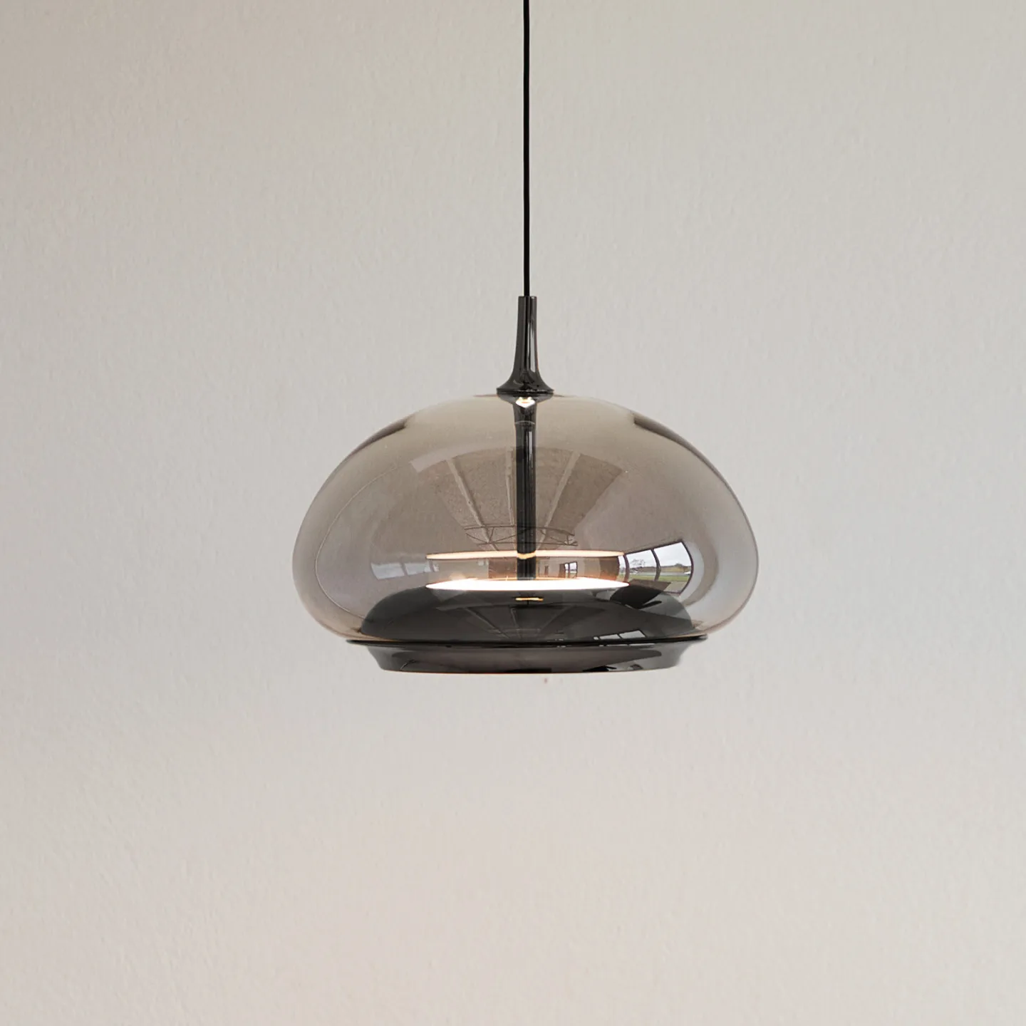 Avalon pendellampa Smoked/Black Chrome - LOOM DESIGN - Vardagsrum - Modern - Glas - Med en ljuskälla