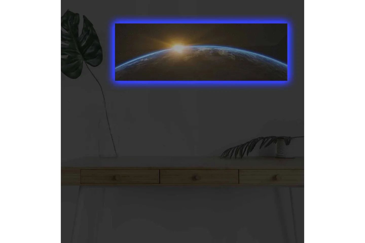 Canvastavla med LED-belysning - Jorden sedd från rymden med en soluppgång i horisonten - Blå / Orange / Svart