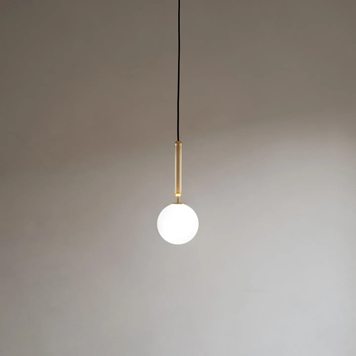 Miira 1 Pendelleuchte Brass/Opal White - Nuura Nuura Aps - Wohnzimmer - Design - Glas - Kugel