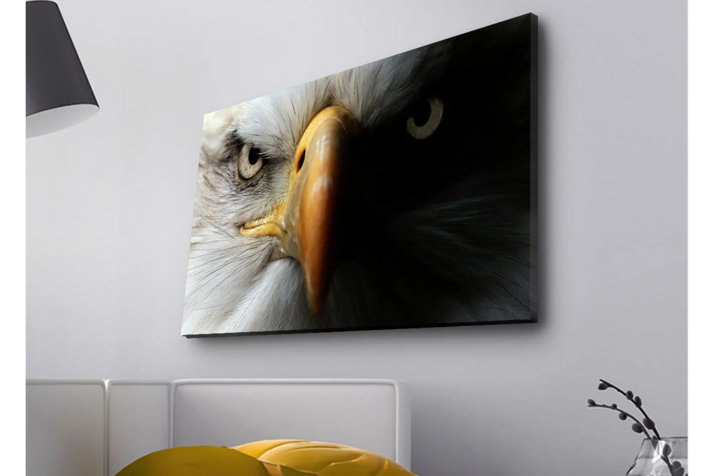 Canvastavla med LED-belysning - Närbild av en majestätisk örn med intensiva ögon - Vit / Svart / Orange