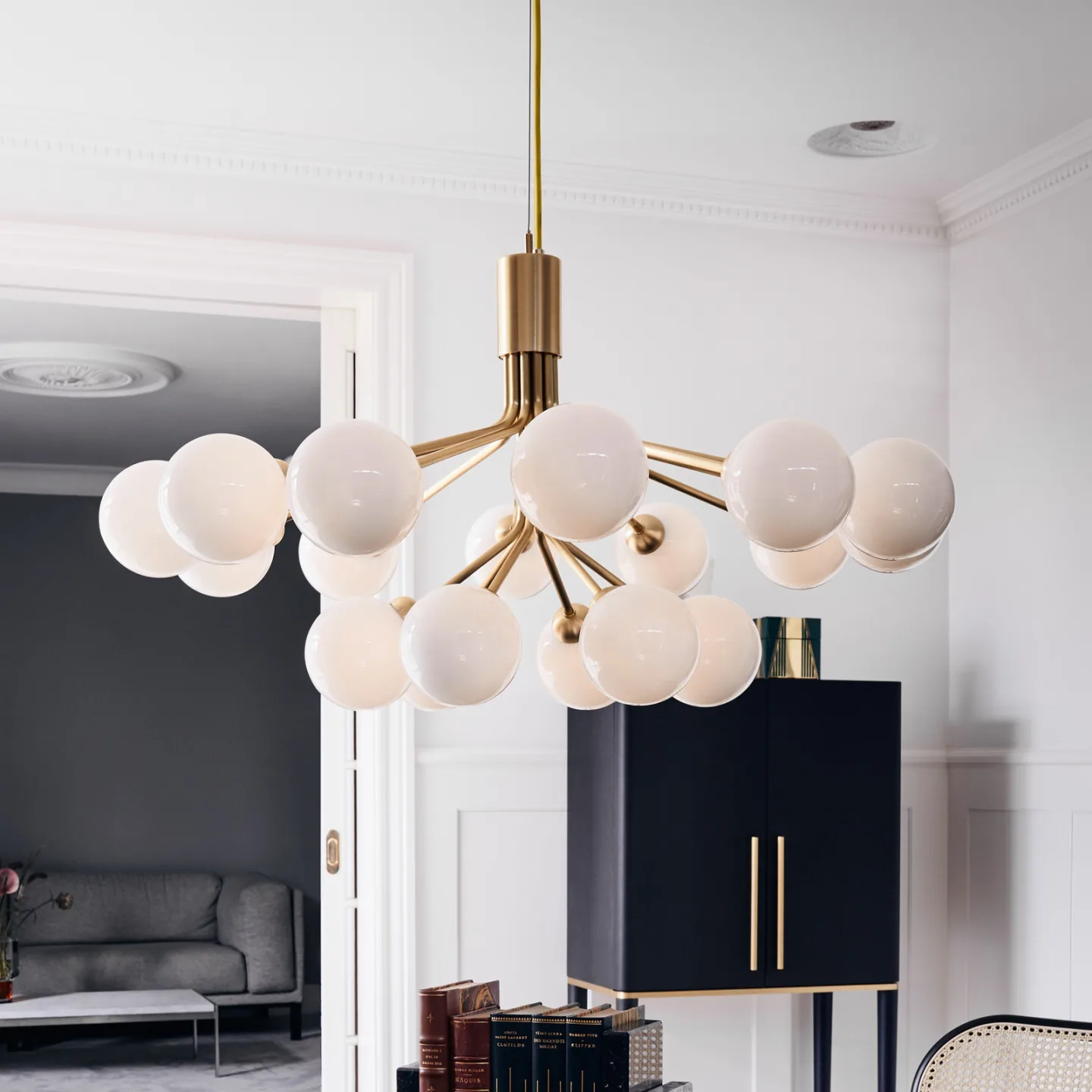 Apiales 18 Lysekrone Brushed Brass/Opal White - Nuura Nuura Aps - Stue - Design - Metal - Med flere lyskilder