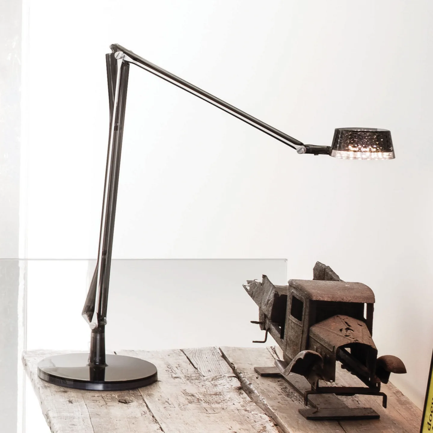 Aledin Dec Bordlampe Smoke - Kartell - Stue - Moderne - Plast - Med en lyskilde