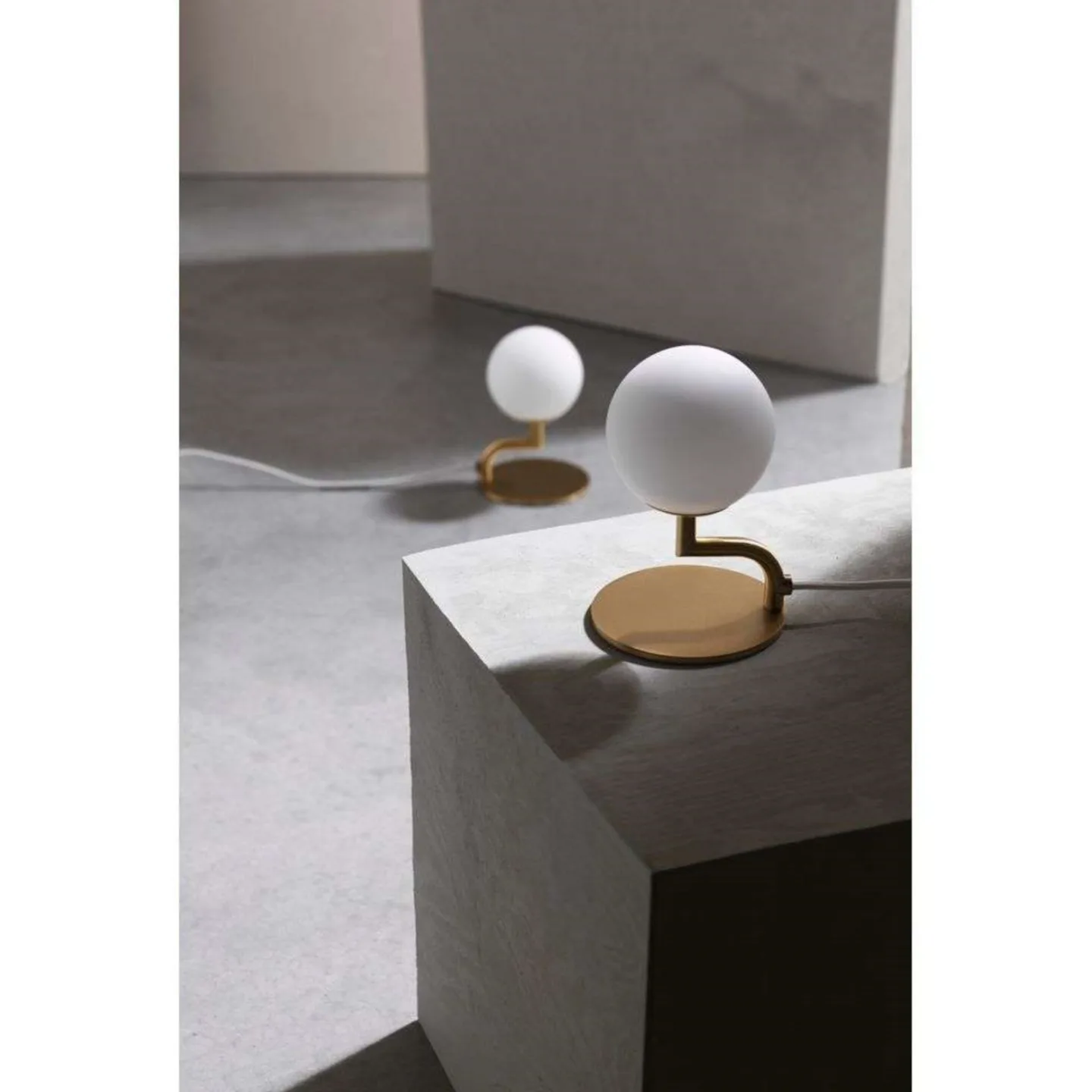 Mobil 18 Tischleuchte Brass/Opal - Pholc - Wohnzimmer - Metall