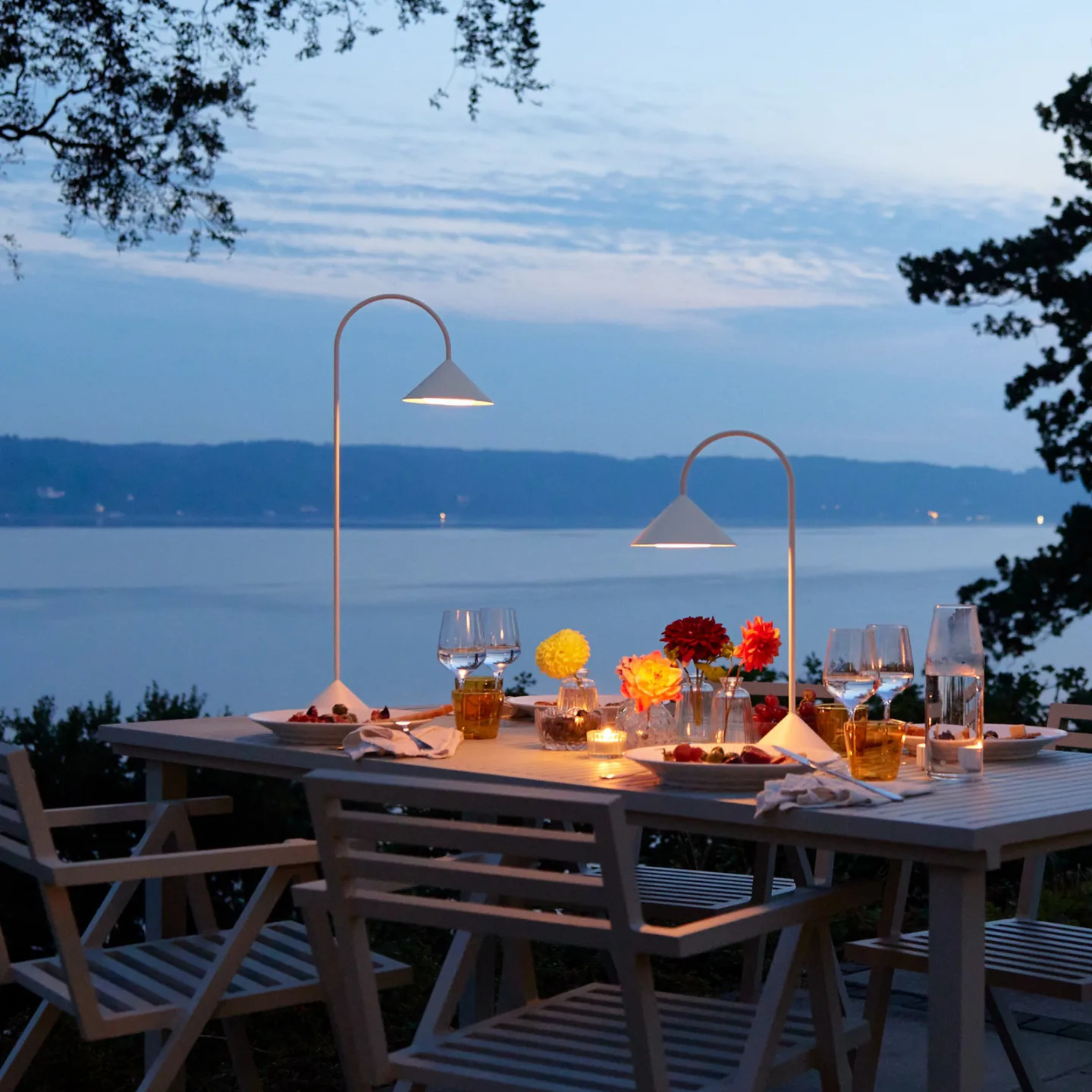 Grasp LED-akku-gulvlampe H72 Hvit - FRANDSEN - Balkong - Design - Metall - Med en lyskilde