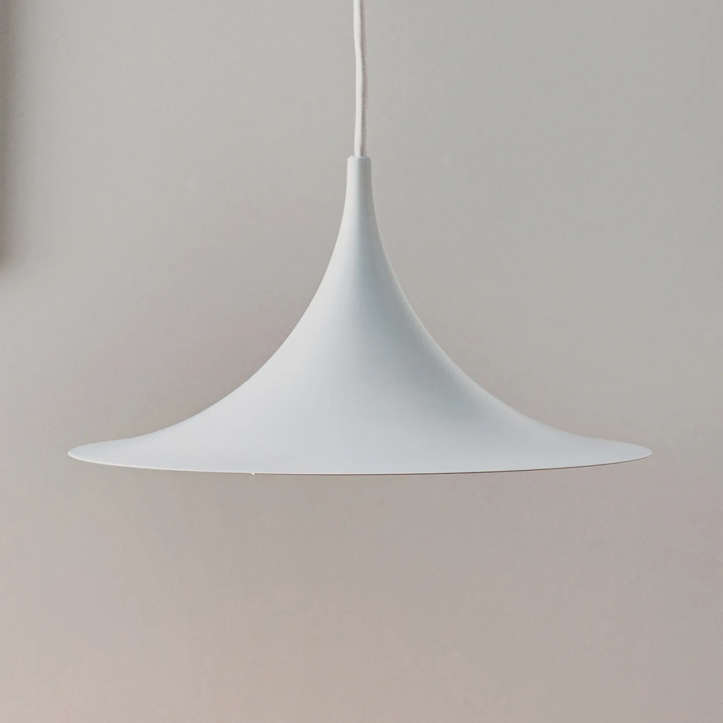 Semi Pendelleuchte Ø30 Matt Weiß - GUBI - Wohnzimmer - Design - Metall - Einflammig