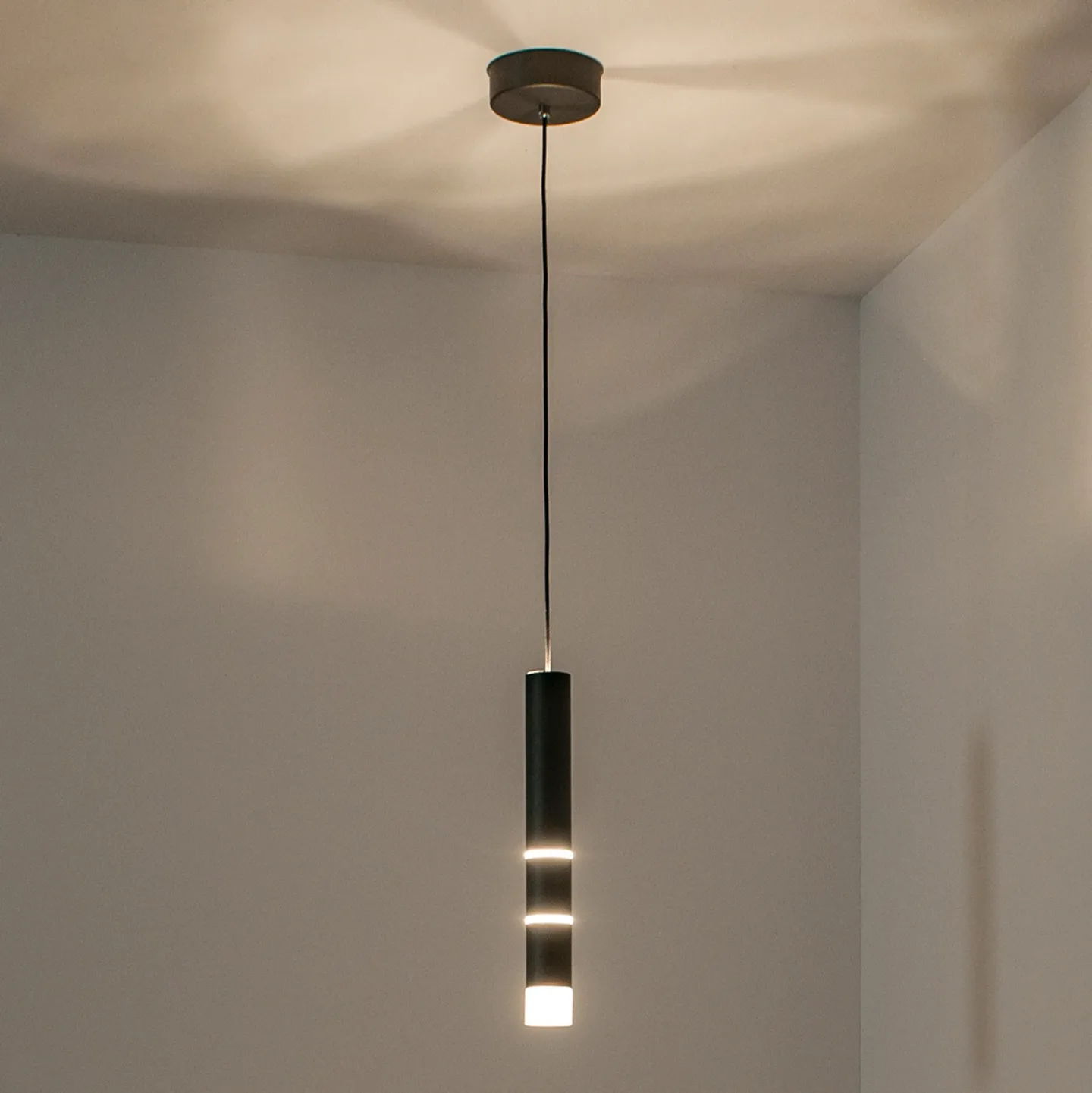 Vega LED-hængelampe, en cylinder, sort – PURE - Stue - Moderne - Metal - Med én lyskilde