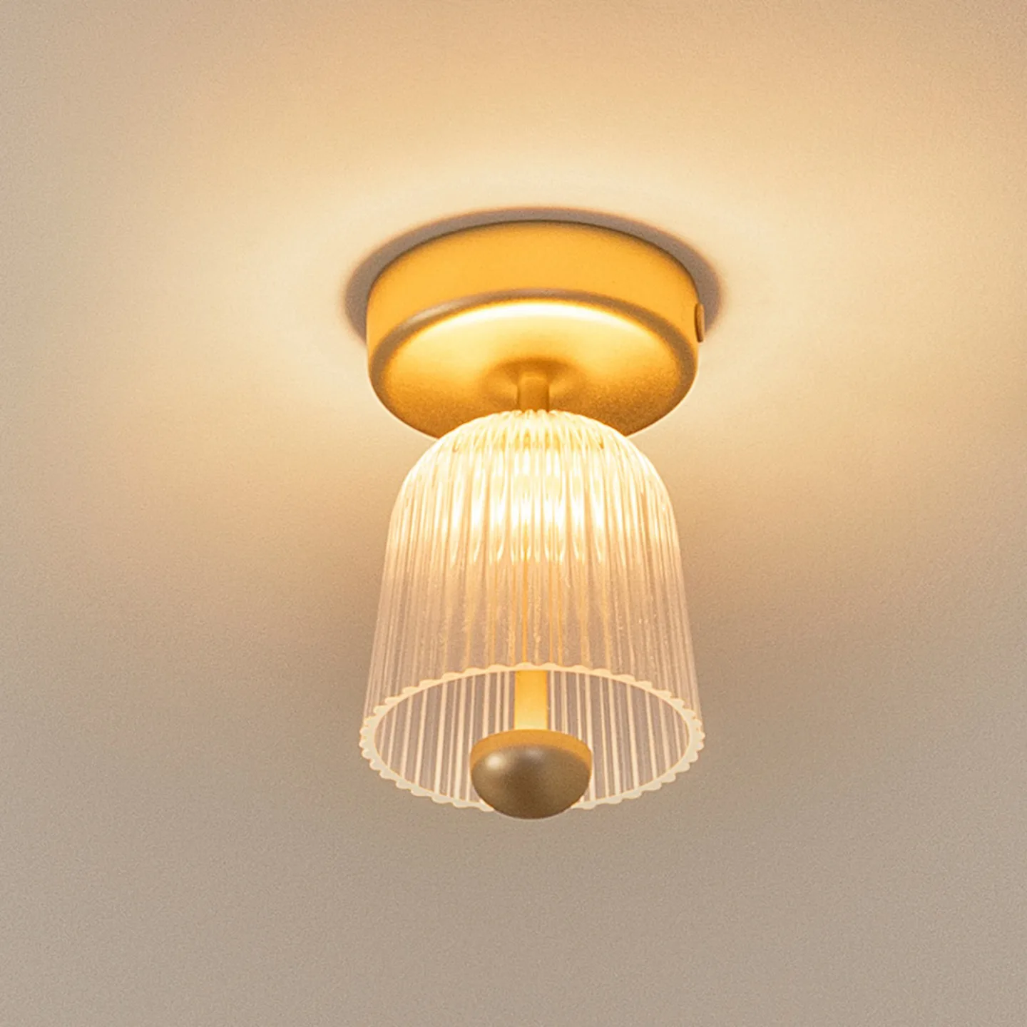 Asteea loftlampe Ø 12 cm messing/klar - Nuura Nuura Aps - Stue - Skandinavisk - Metal - Med én lyskilde