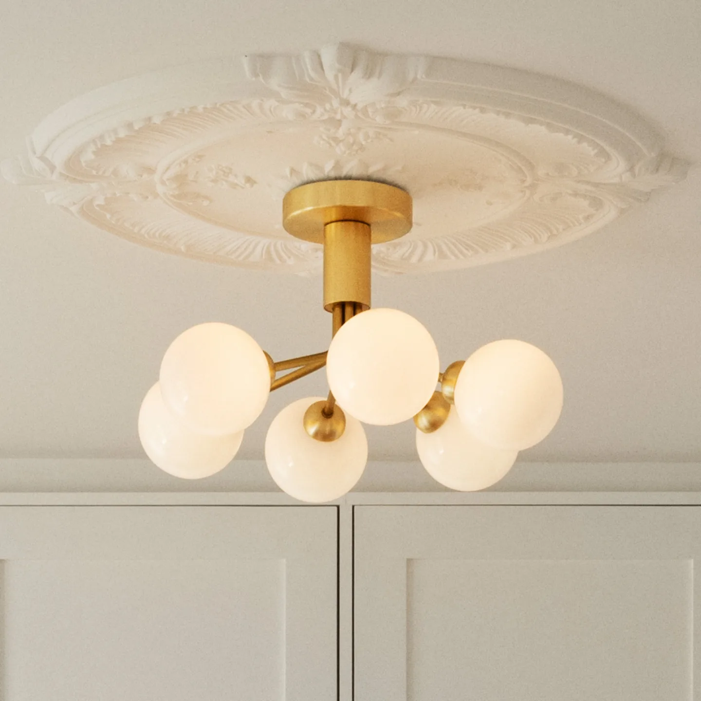 Apiales 6 Deckenlampe, messing/opal, Ø 50 cm, 6.flg. - Nuura Nuura Aps - Wohnzimmer - Skandinavisch - Glas - Mehrflammig