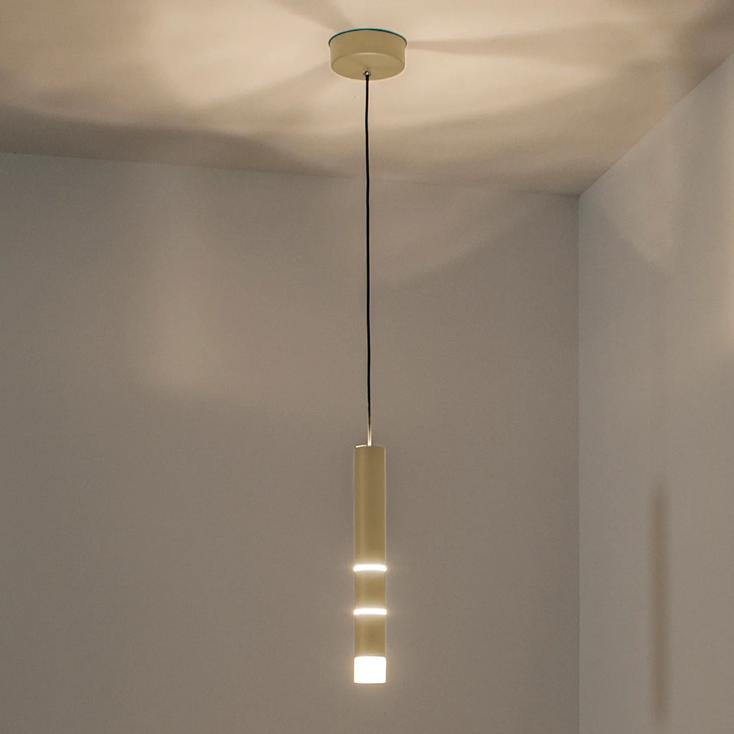 Vega LED-hänglampa, en cylinder, mässing – PURE - Vardagsrum - Modern - Metall - Med en ljuskälla