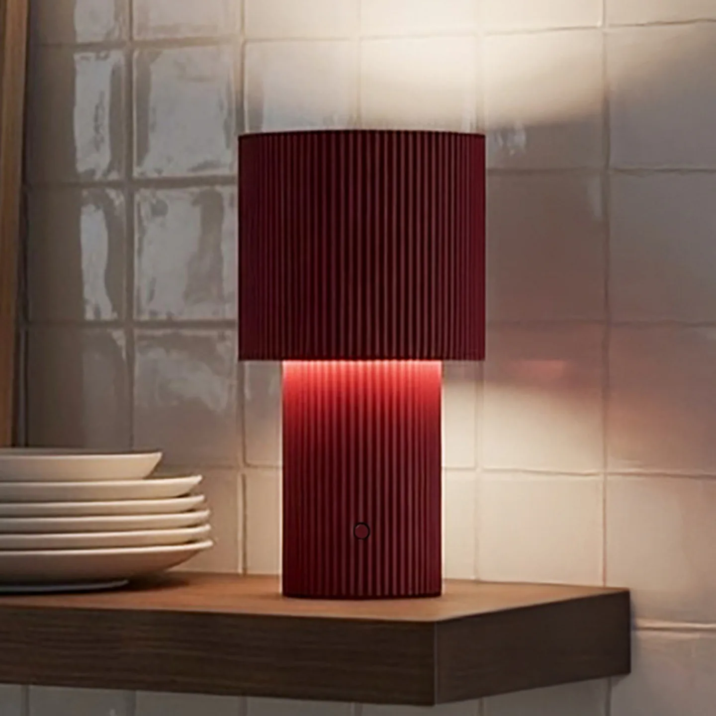 Iluma LED-bordlampe med batteri, rød, højde 22,1 cm – Herstal - Stue - Moderne - Aluminium - Med én lyskilde