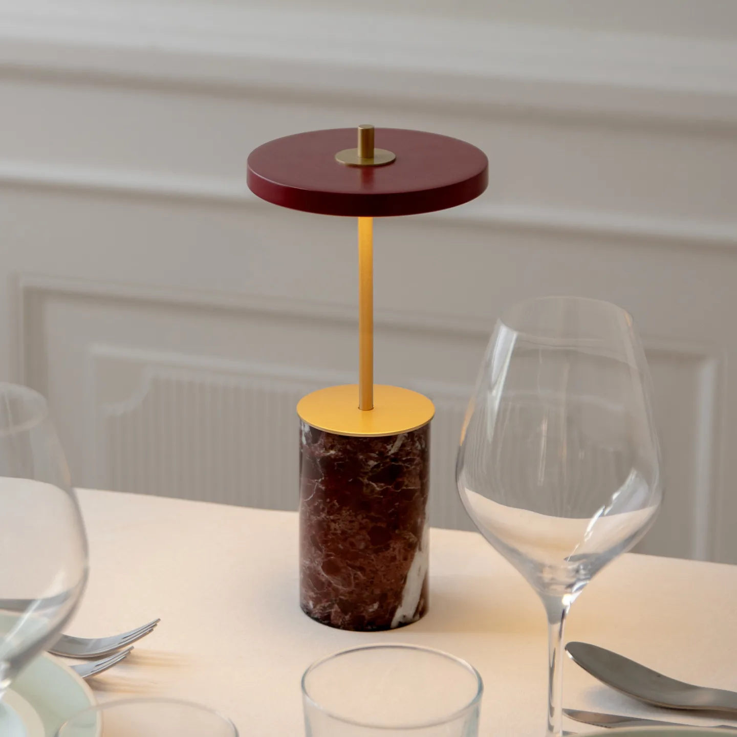 Asteria Move Portable Tischleuchte Mini Red Marble - UMAGE Asteria Move Mini - Terrasse - Design - Stein - Mit Schirm