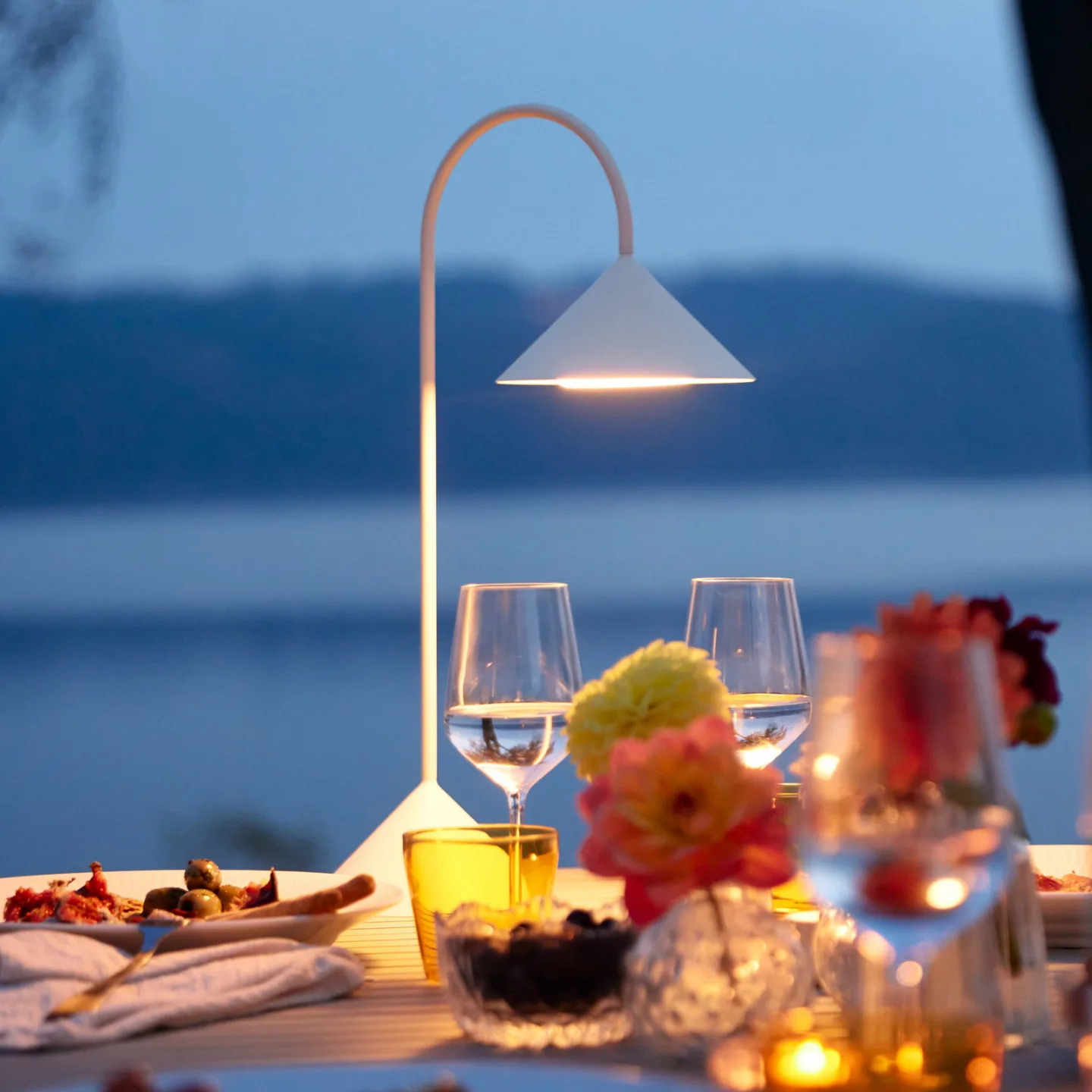 Grasp LED-Akku-Tischleuchte H47 Weiß - Frandsen - Balkon - Design - Metall - Einflammig