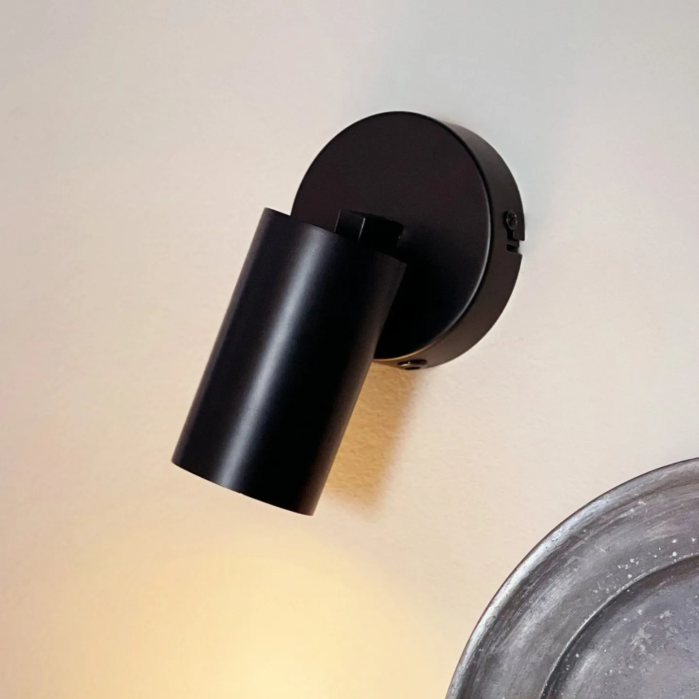 Modern Vegglampe Black - Dyberg Larsen - Stue - Design - Metall - Med en lyskilde