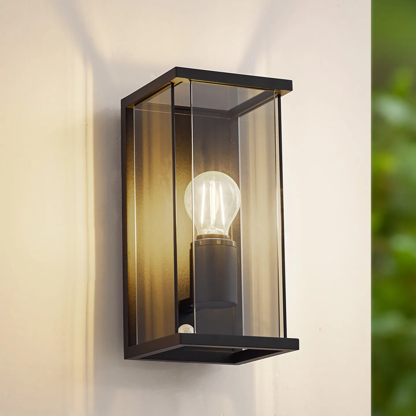 Annalea udendørs væglampe, røggrå, IP54, sensor – Lucande - Terrasse - Moderne - Aluminium - Kantet