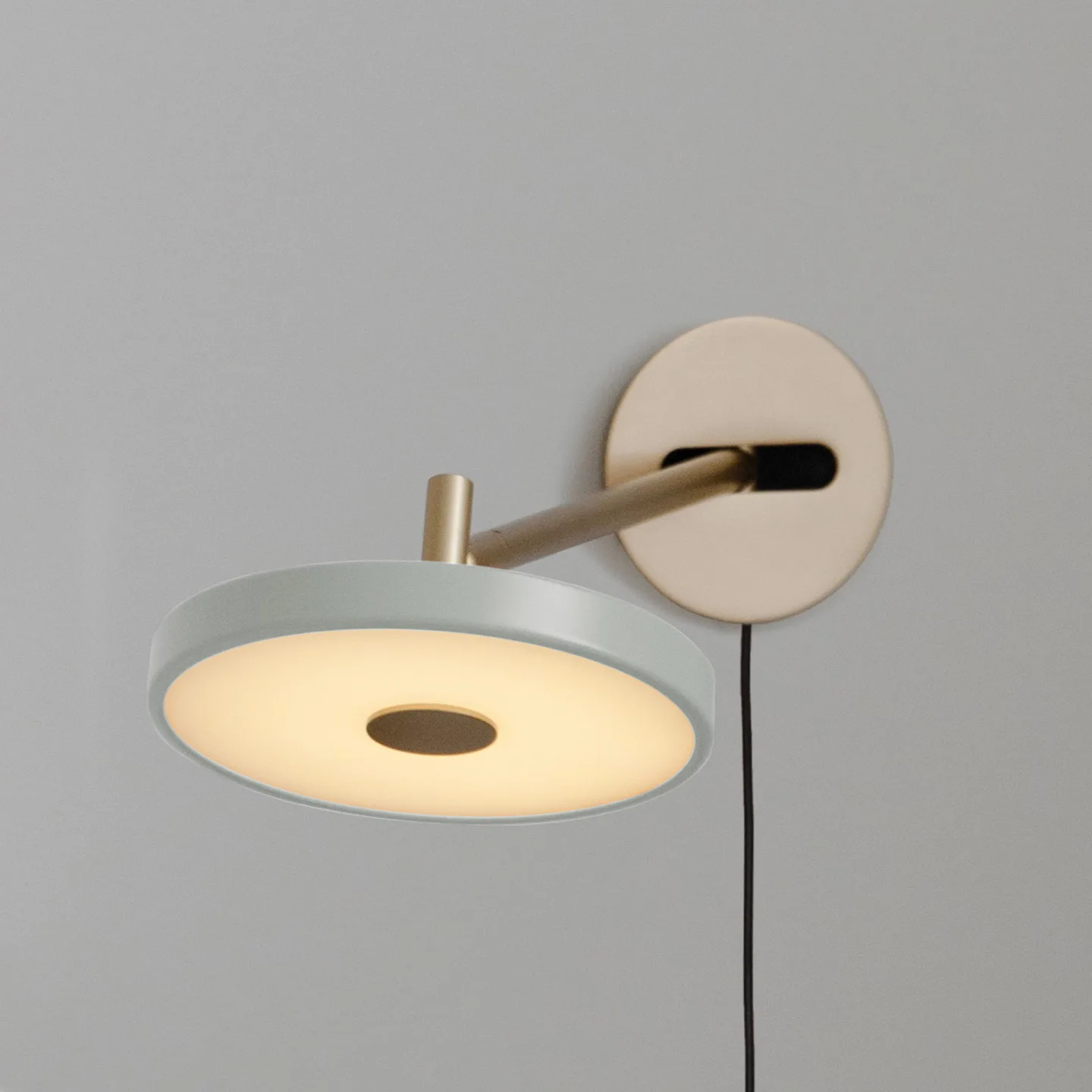 Asteria Long LED-Wandlampe, oliv/messing, Stecker - UMAGE - Wohnzimmer - Design - Metall - Einflammig