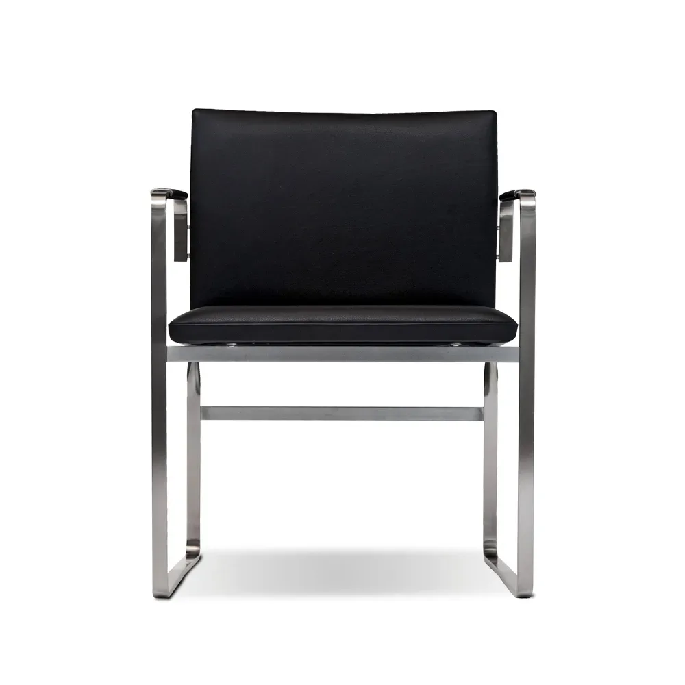 Carl Hansen & Søn CH111 karmstol Loke 7150 svart läder-rostfritt stativ