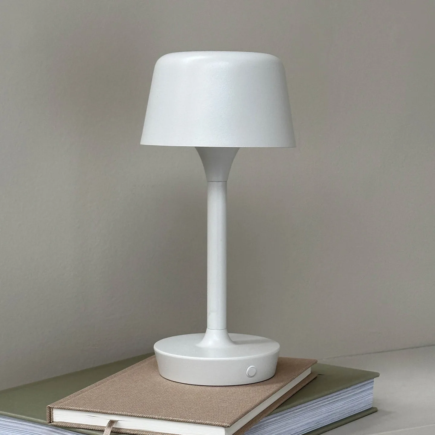 Dyberg Larsen - Flow 25cm - Portabel lampa - Gräddvit