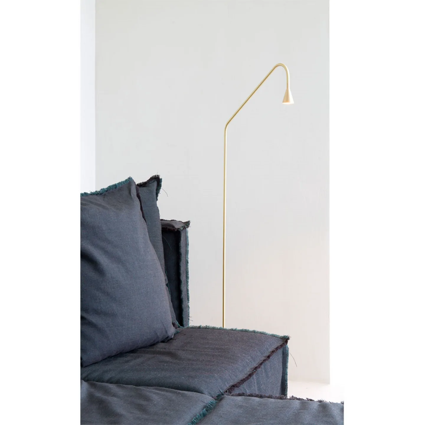 Austere F Golvlampa Svart - Trizo21 - Vardagsrum - Mässing